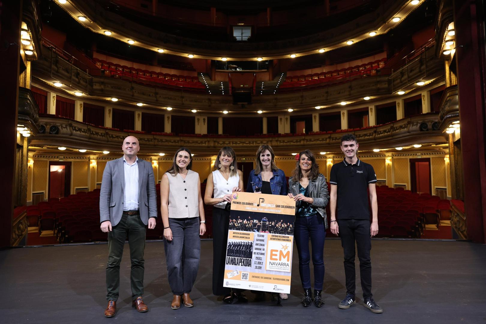 Desde la izquierda, Javier Martínez, Ane Legarreta, Nekane Solana, Silvia Lorea, Maider Beloki y Juan Fernández, este jueves por la mañana en el Teatro Gayarre