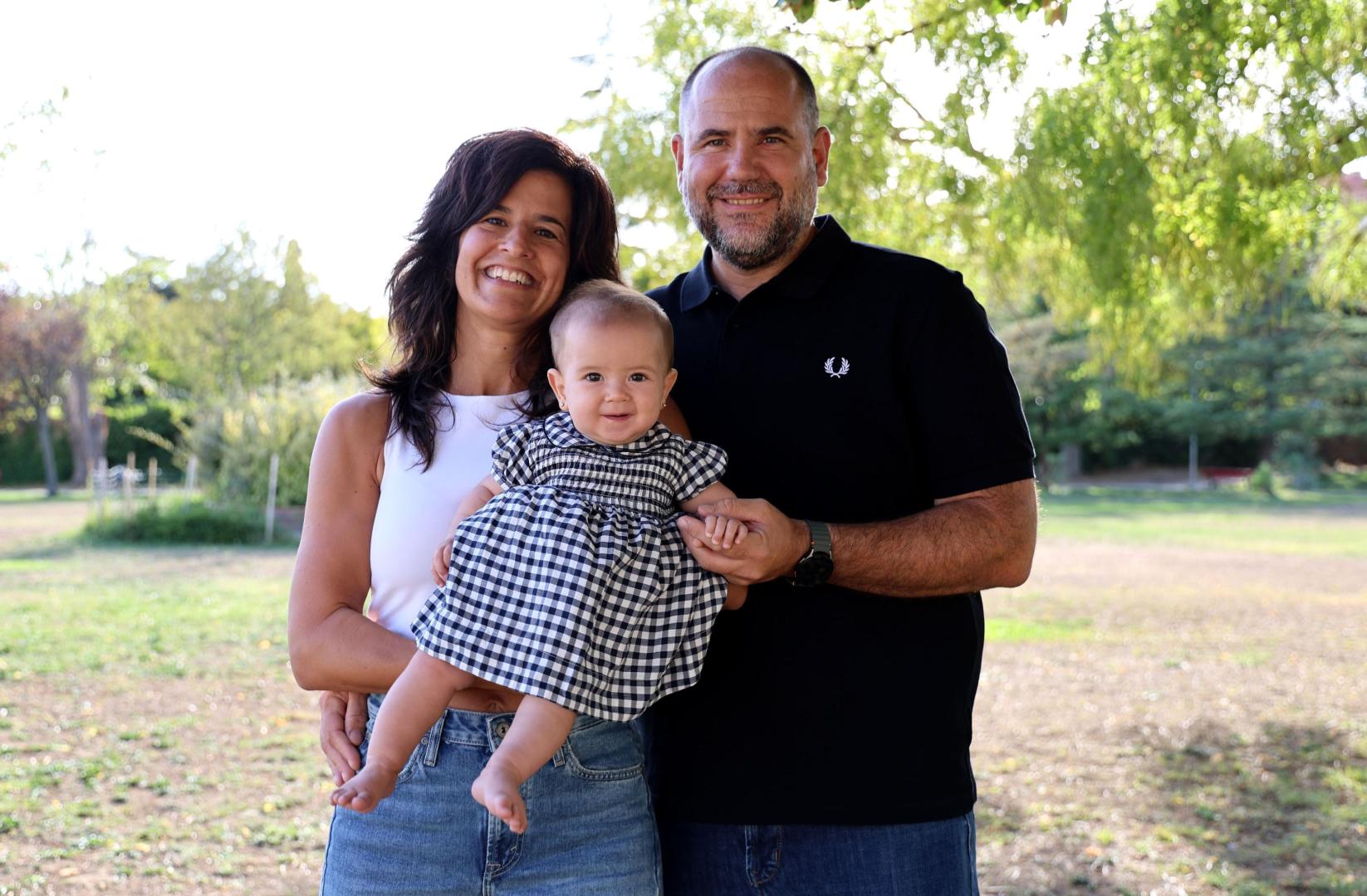 Alessandra Olcoz Ruiz y Pablo Solchaga Espronceda, con la pequeña Sabaiza