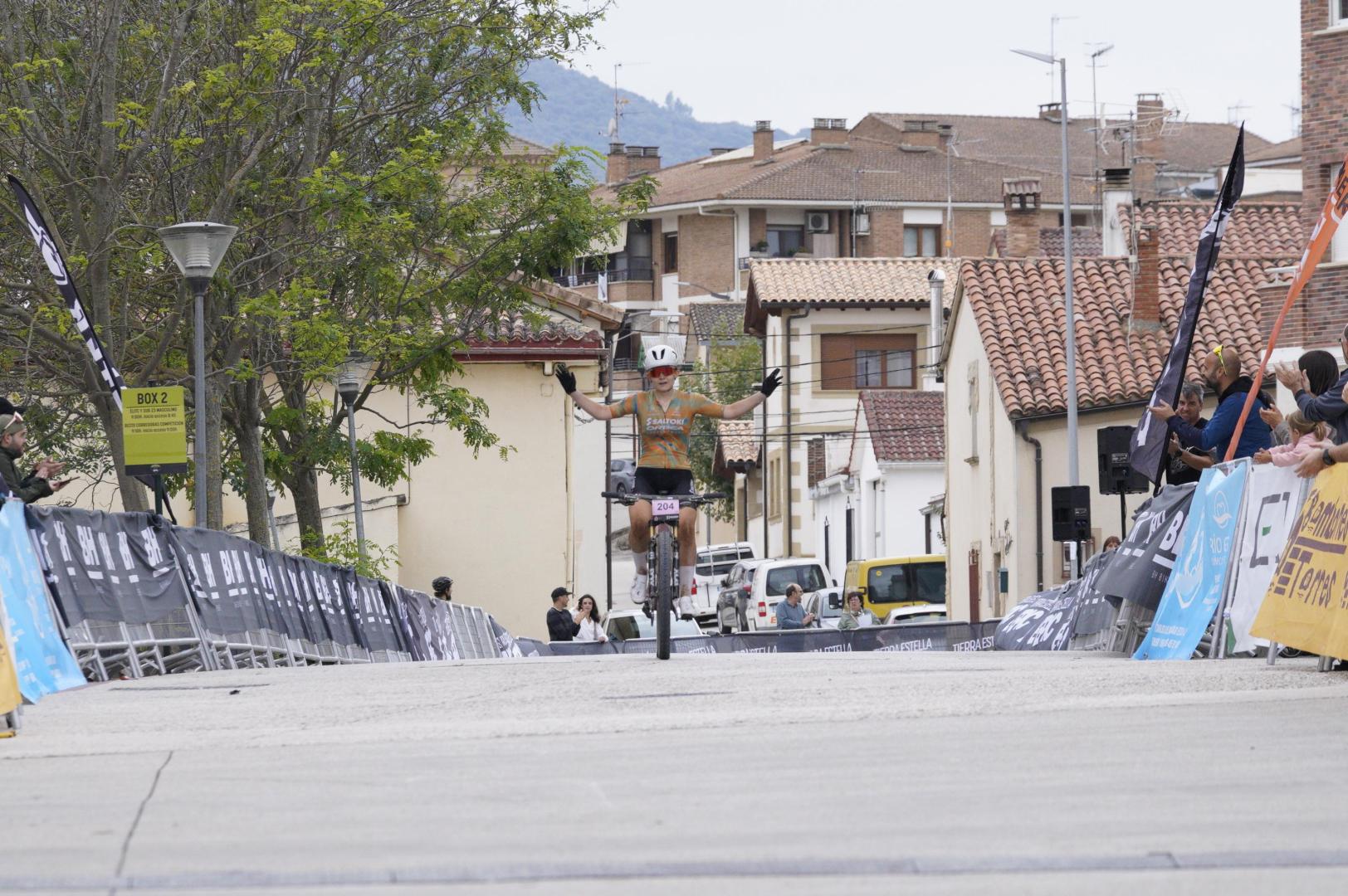 Estitxu Sagardoy celebra la victoria aunque fue descalificada.