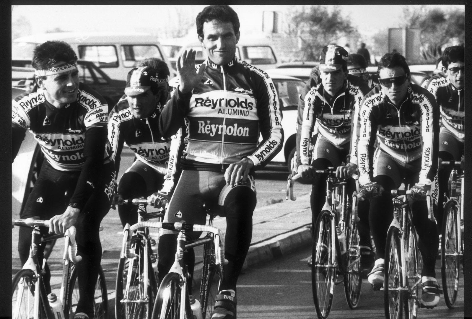 Ángel Arroyo saluda entre sus compañeros del Reynolds en un entranamiento de la concentración del Reyolds en  1989.