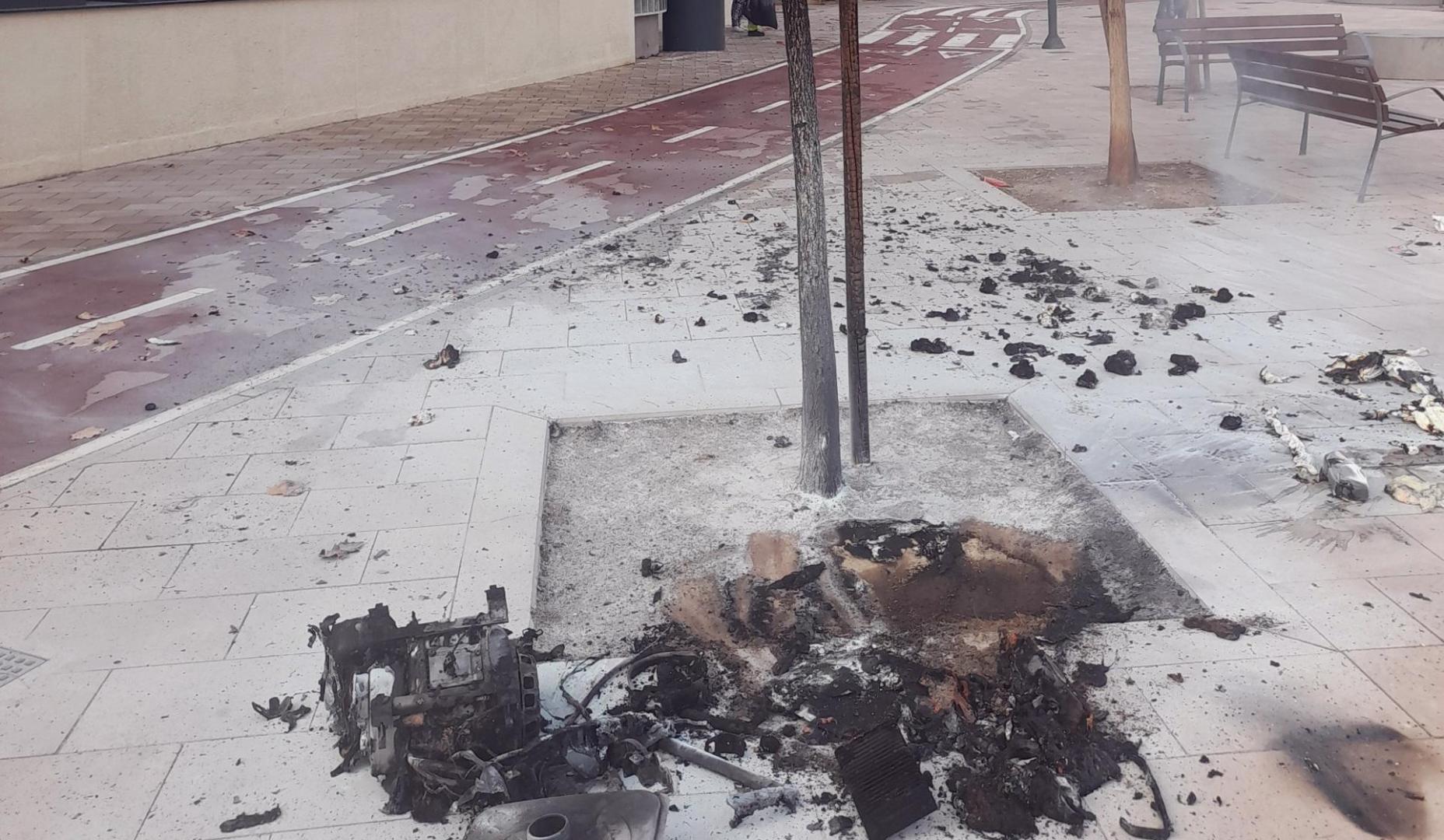 Restos de la explosión al pie del árbol