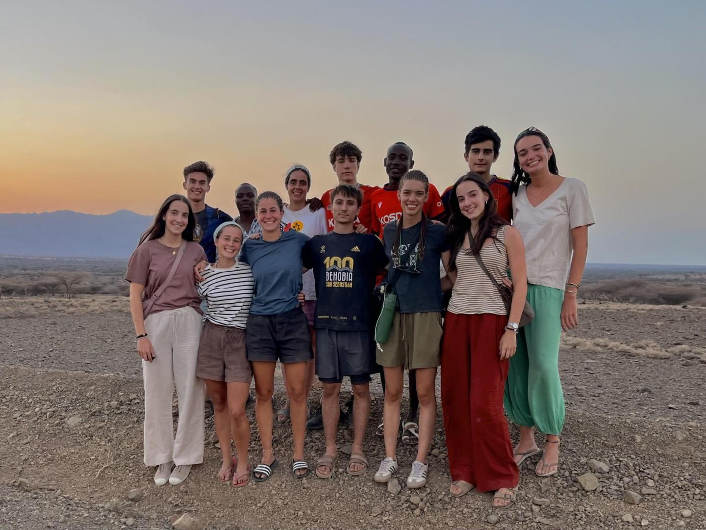 Jóvenes voluntarios en Kokuselei (Kenia) durante el verano de 2026