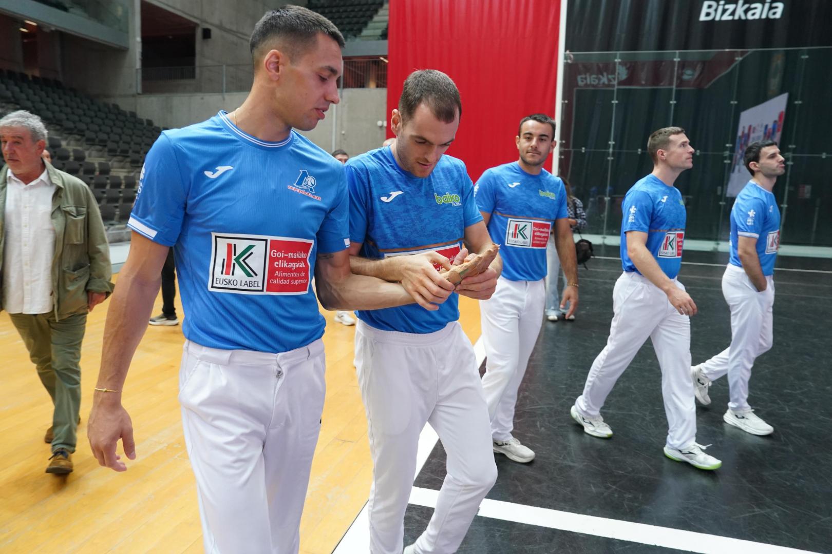 Unai Laso mira la mano de Javi Zabala en la presentación.