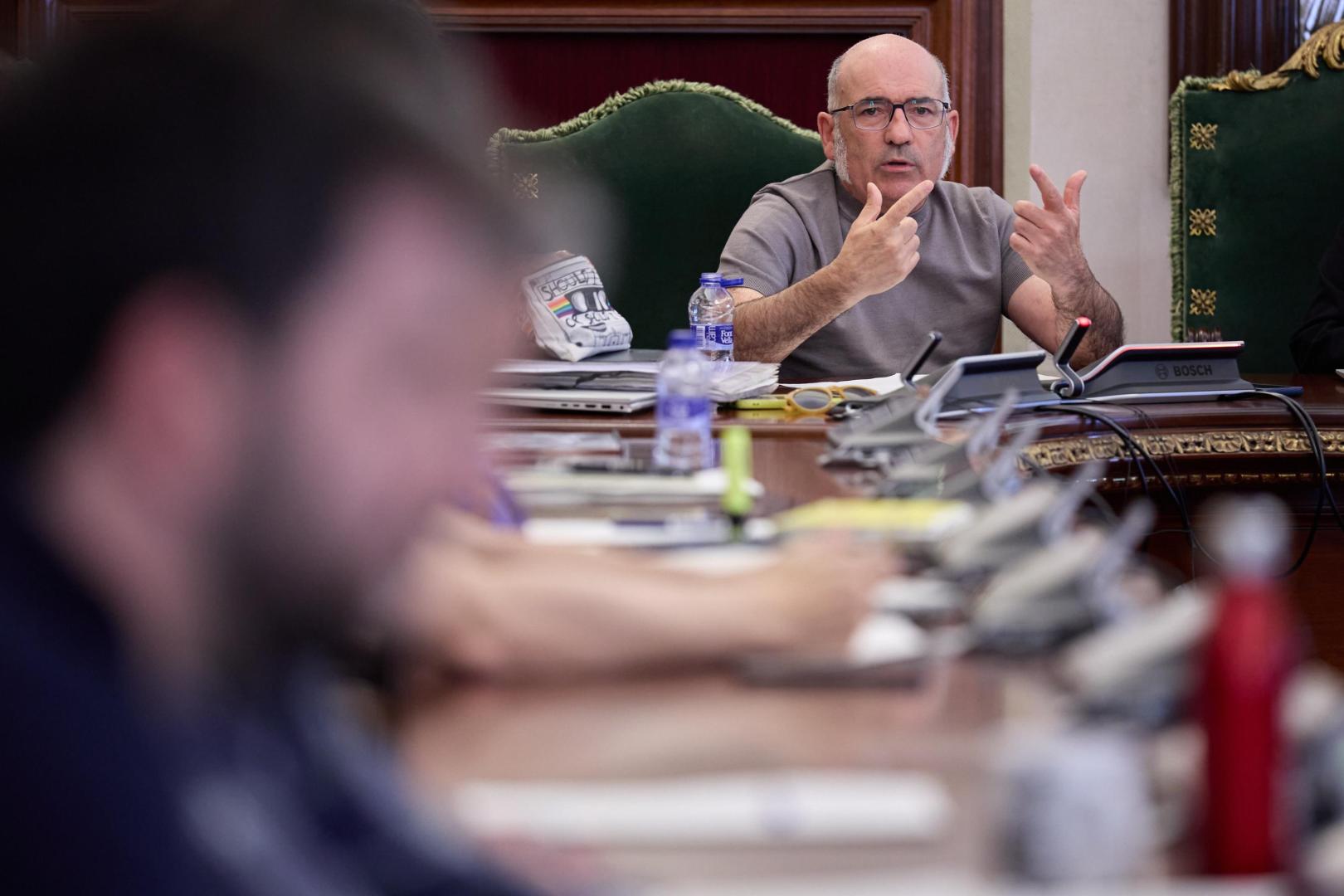El concejal de Urbanismo, Joxe Abaurrea (EH Bildu), en un pleno municipal de Pamplona