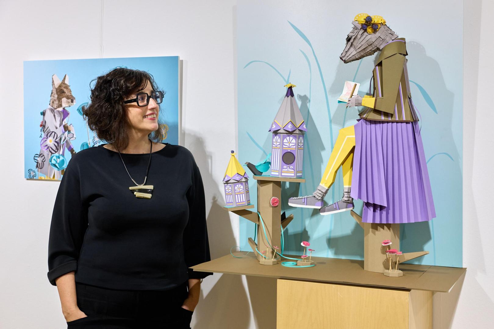 Mila García observa a La Señora Osa, de la serie 'Los exploradores', que está exponiendo en la casa de la cultura de Zizur Mayor hasta el 1 de noviembre