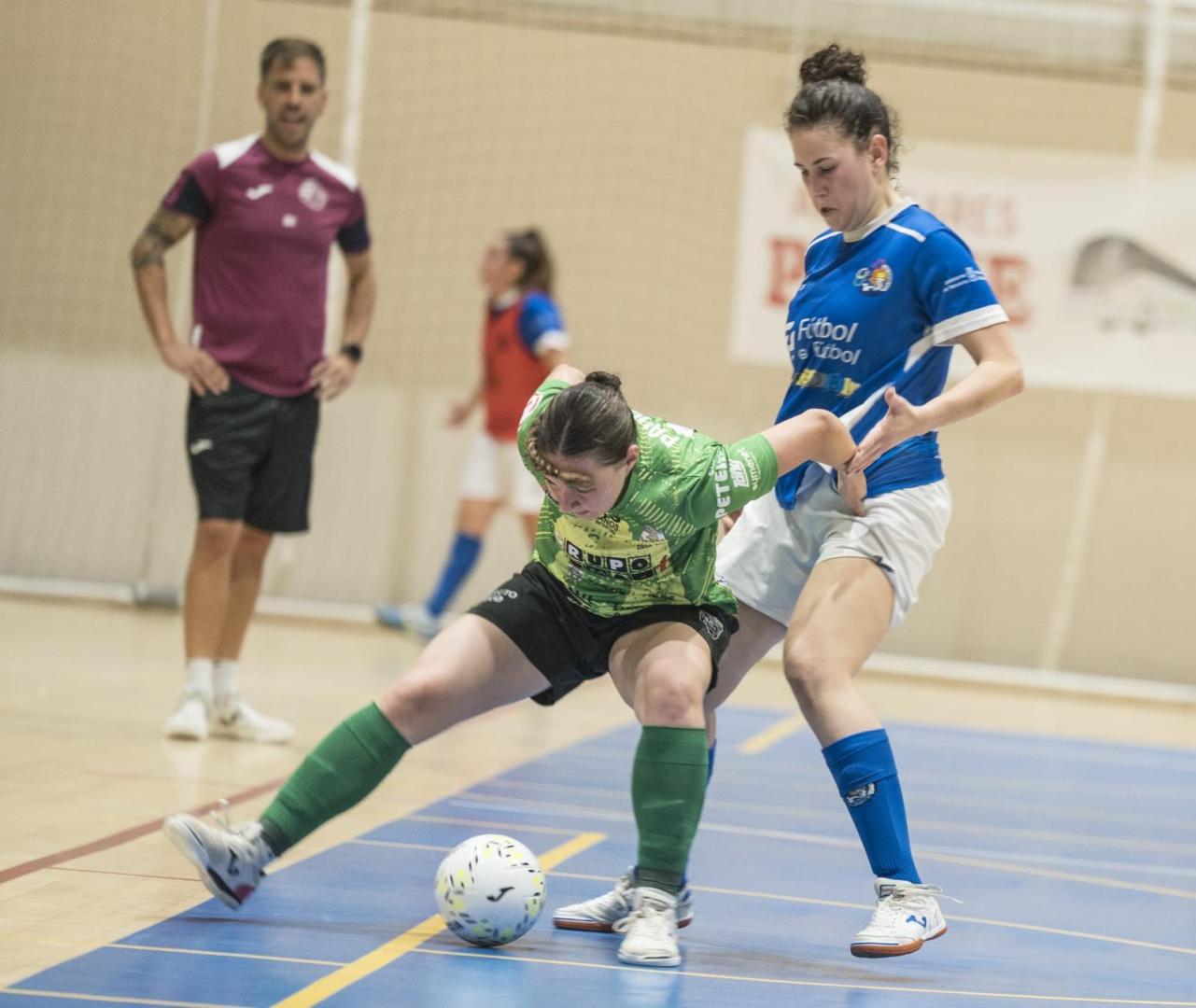 Ana Labayen pugna por un esférico con una futbolista del Villalba