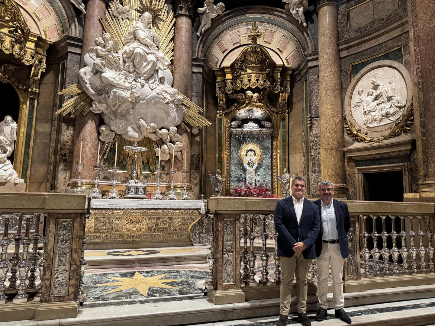 César Insa (responsable de iluminación de Saltoki en Zaragoza) y Javier Oneca, en la capilla de la Virgen del Pilar de Zaragoza