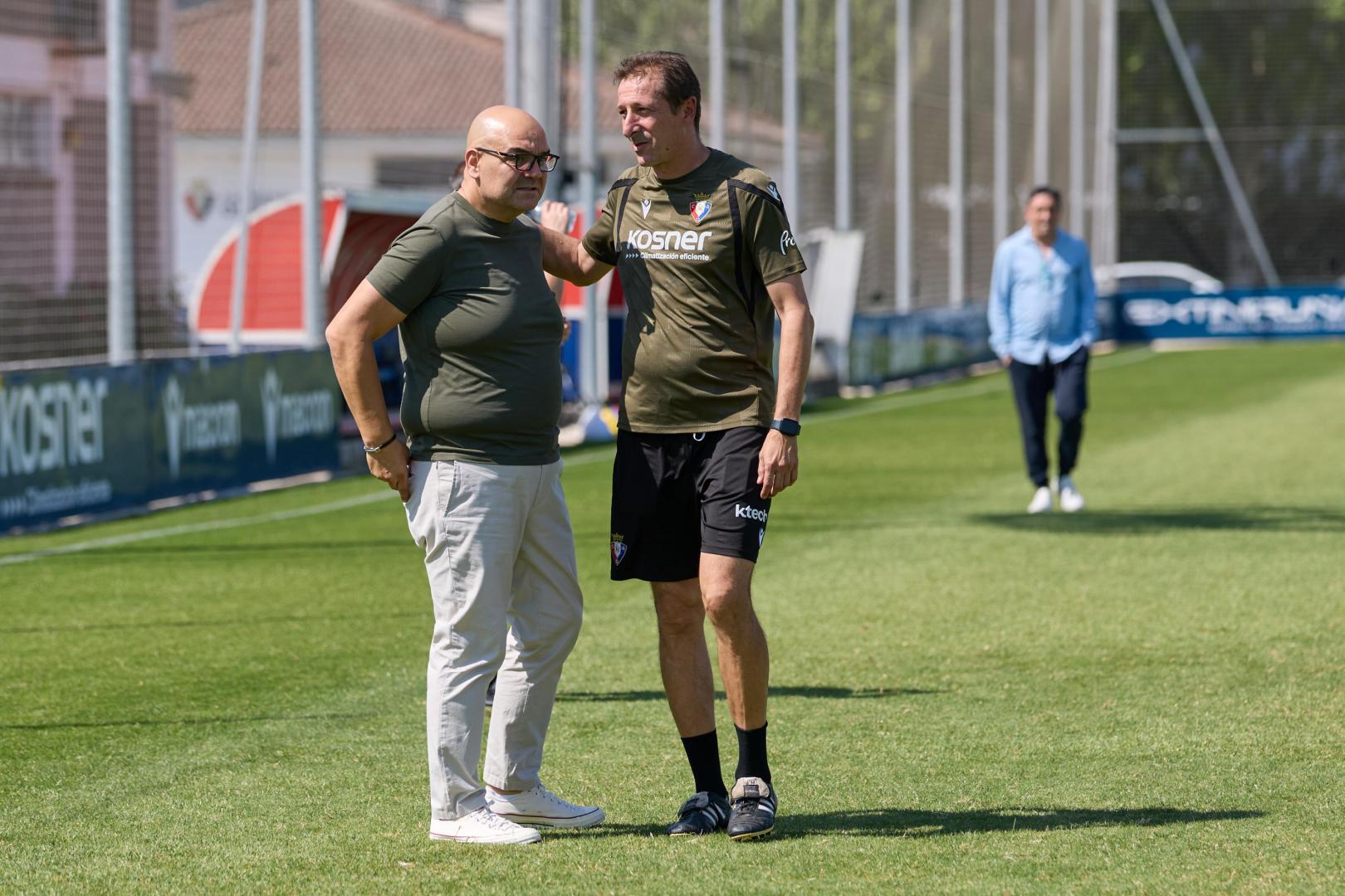 Cata y Ramis, a pie de césped en una entrenamiento, en una imagen que cada vez se veía menos