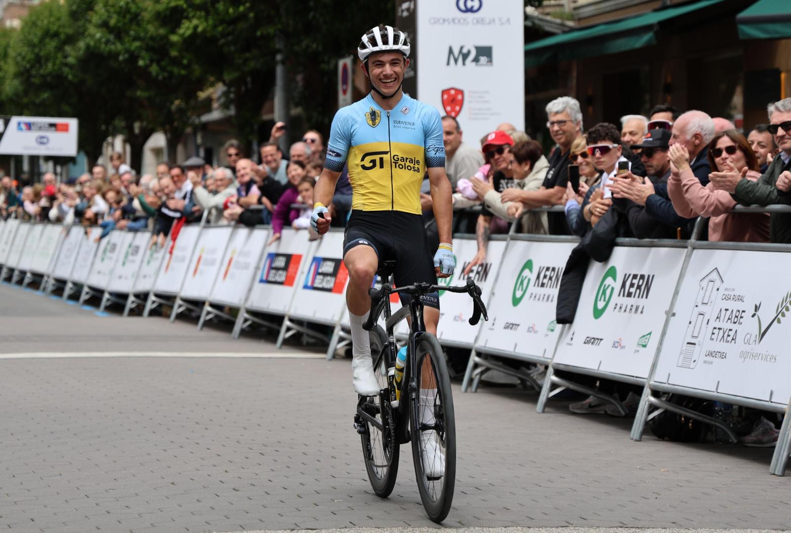 Luca Martínez se impuso en la Clasica Memorial Manolo Azcona.