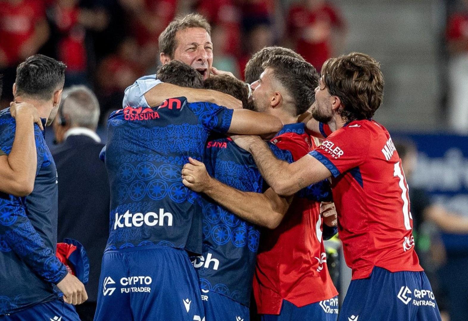 La foto que eligió Ramis en su mensaje de despedida, abrazado en El Sadar a los jugadores