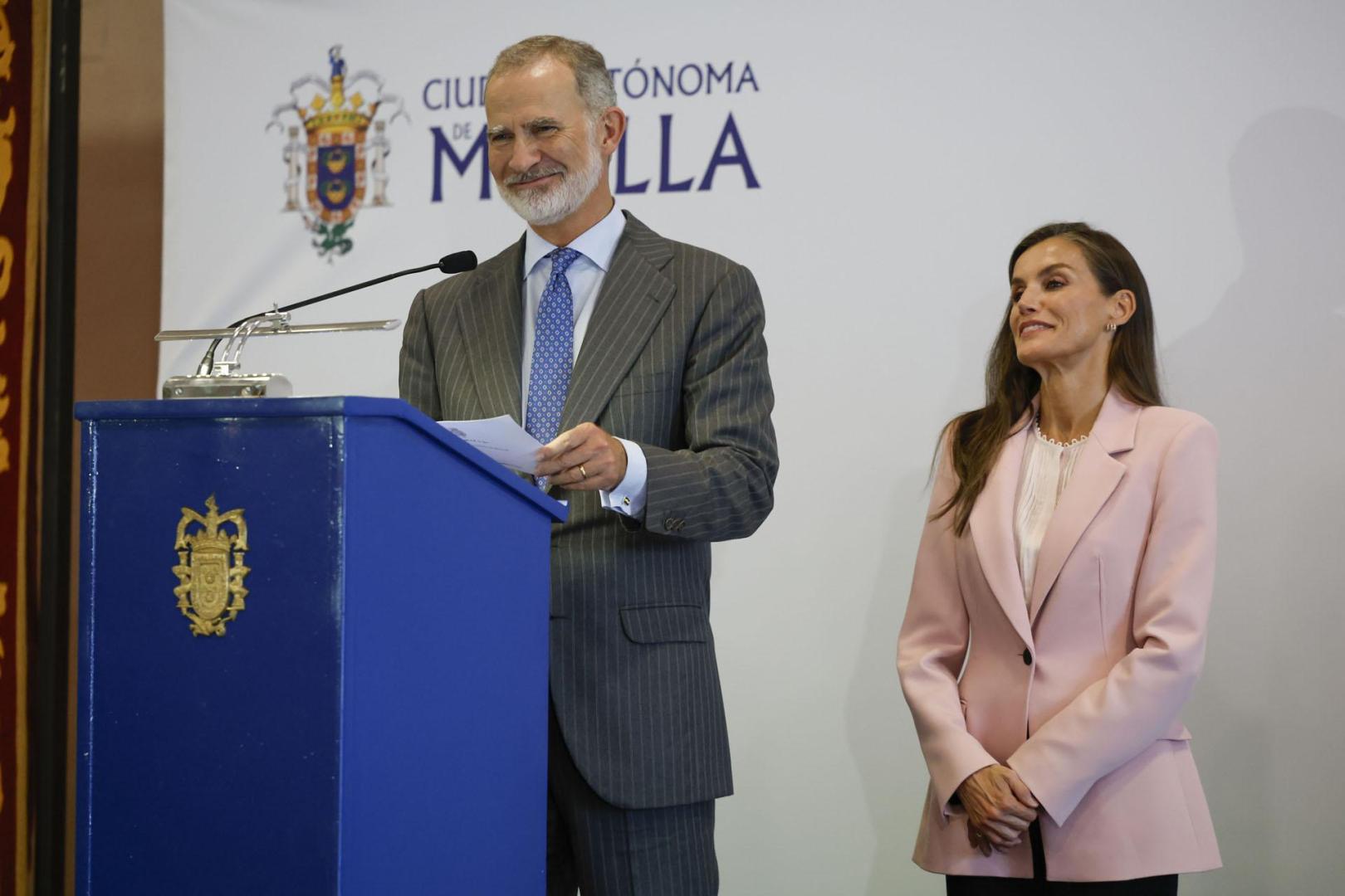 El rey Felipe, acompañado de la reina Letizia, durante el discurso que ha dado este miércoles como cierre en su visita a Melilla
