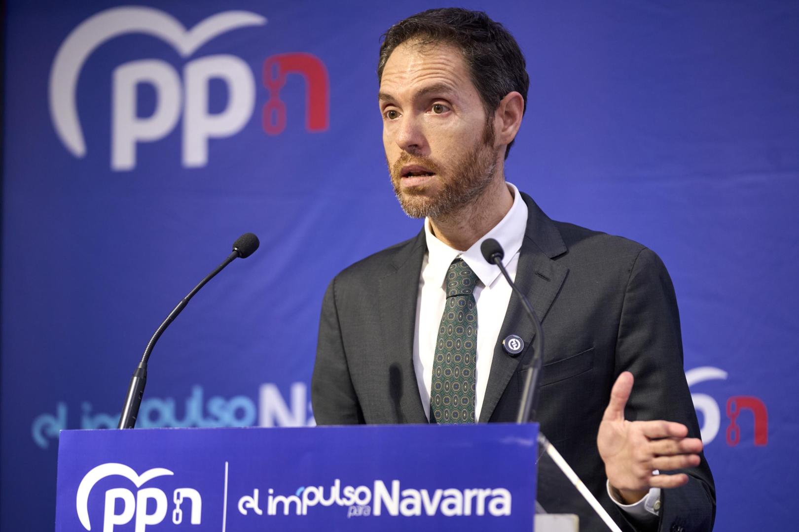 El presidente de la gestora que está al frente del PP navarro, Sergio Sayas, durante una rueda de prensa en la sede de su partido