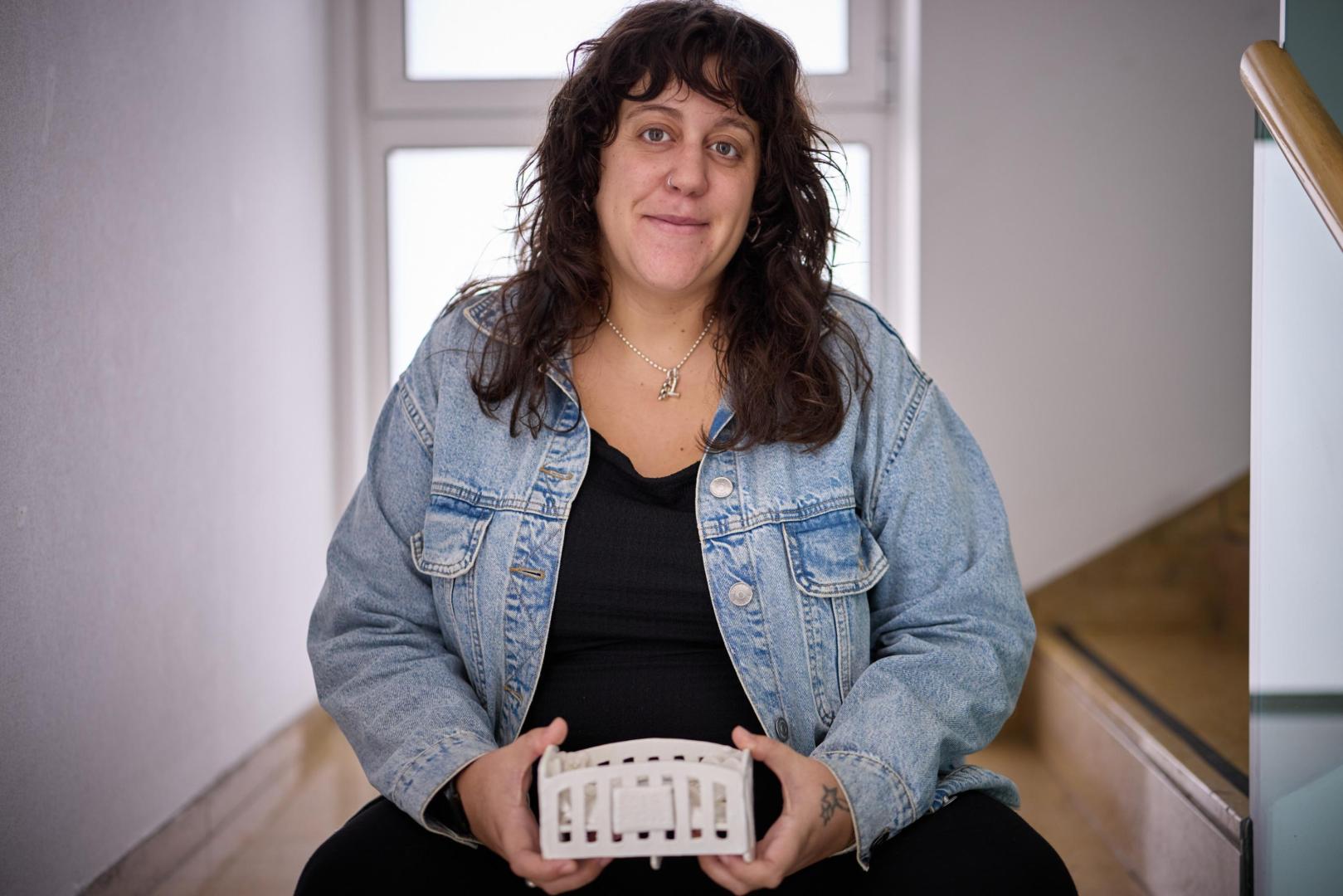 Erika Martínez Zubieta (Hondarribi, 1992), con una cuna simbólica con el nombre de su bebé, Eder, que falleció en abril de 2025, un día antes de cumplir dos meses.