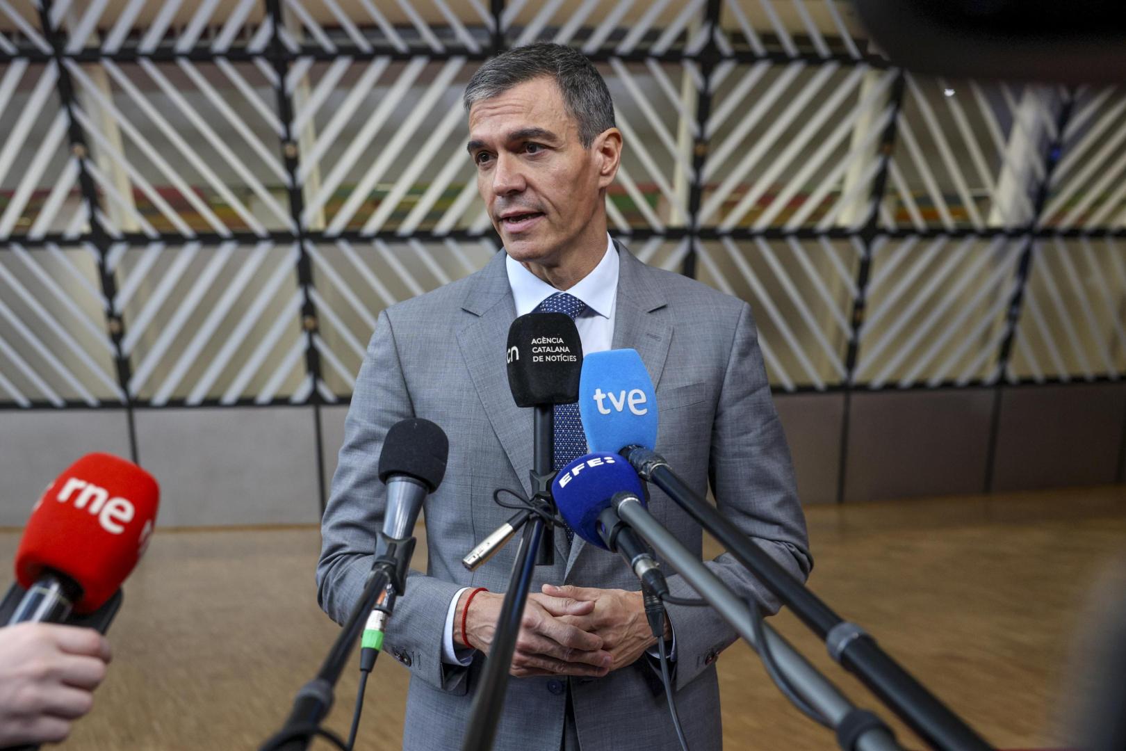 El presidente del Gobierno, Pedro Sánchez, en declaraciones a los periodistas a su llegada a Bruselas para participar en la reunión del Consejo Europeo este jueves