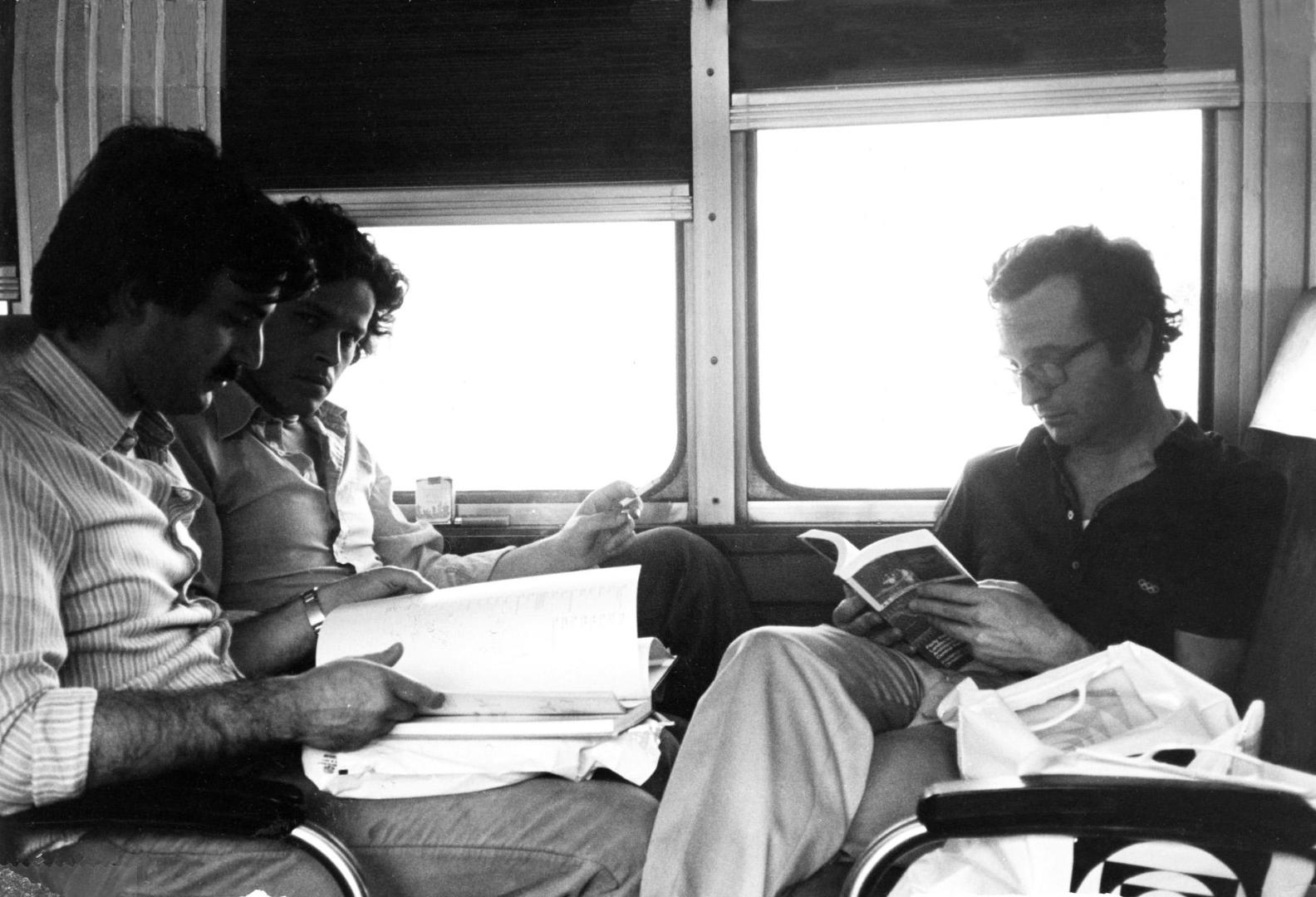 Rafael Moneo regresando en tren desde New Haven a Penn Station. Frente a él, Josep Llinàs, junto a la ventana, y Francesc Pernas