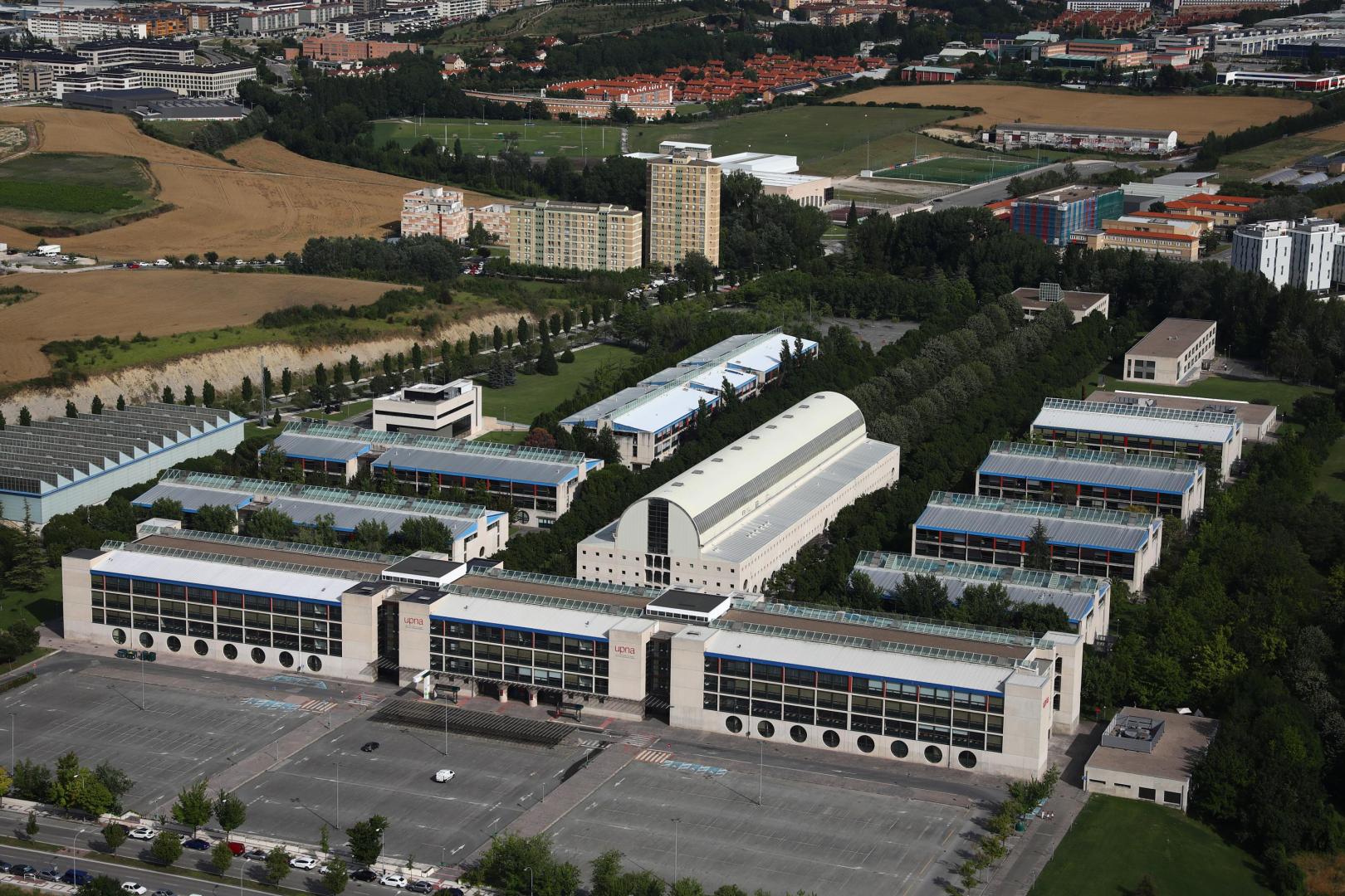 Vista del campus de la UPNA en 2023, entre Pamplona y Mutilva. Junto al colegio Amigó, en parcelas sin cultivar, terreno previsto para la construcción de campos de fútbol