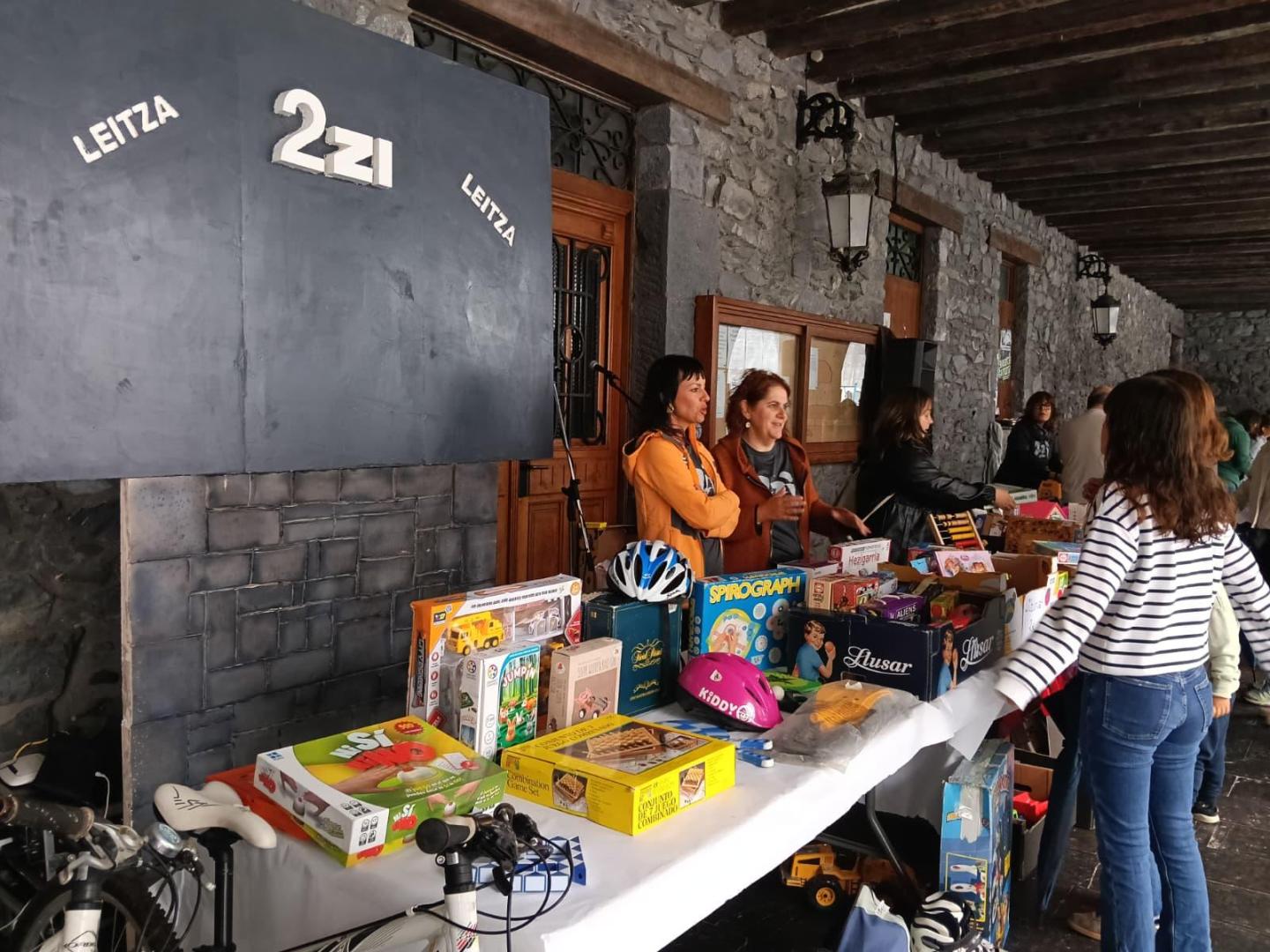 Mercadillo de juguetes de segunda mano, una de las actividades de la jornada solidaria.