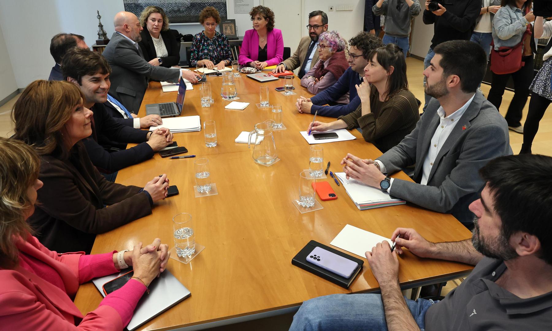 Los socios del Gobierno, reunidos el pasado mayo tras la crisis por los conciertos educativos. De izquierda a derecha: Ana Ollo, Uxue Barkos, Pablo Azcona y Unai Hualde, por Geroa Bai, José Luis Arasti, Esther Iso, la presidenta María Chivite, Ainhoa Unzu y Javier Remírez, por el PSN, y Fátima Andreo, Txema Mauleón, Begoña Alfaro, Carlos Guzmán y Eneko Larrarte, por Contigo Navarra