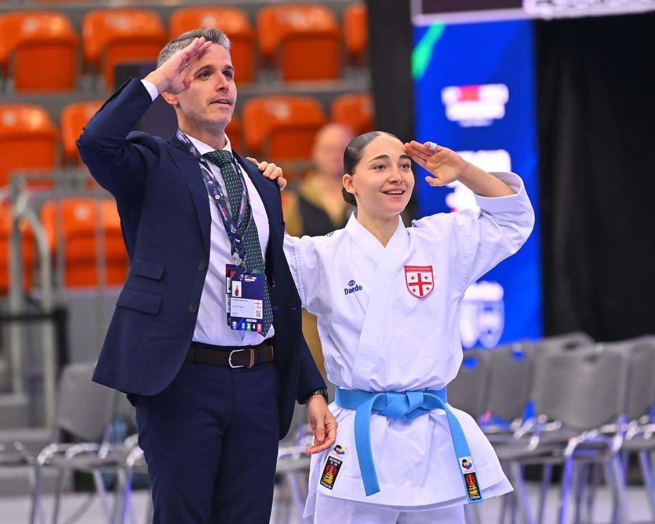 El navarro Mikel Gabalón, técnico en el campeonato de Georgia, y Anastasia Chaphidze -karateca que reside y entrena en Pamplona- celebrando la consecución del bronce en el Campeonato del Mundo
