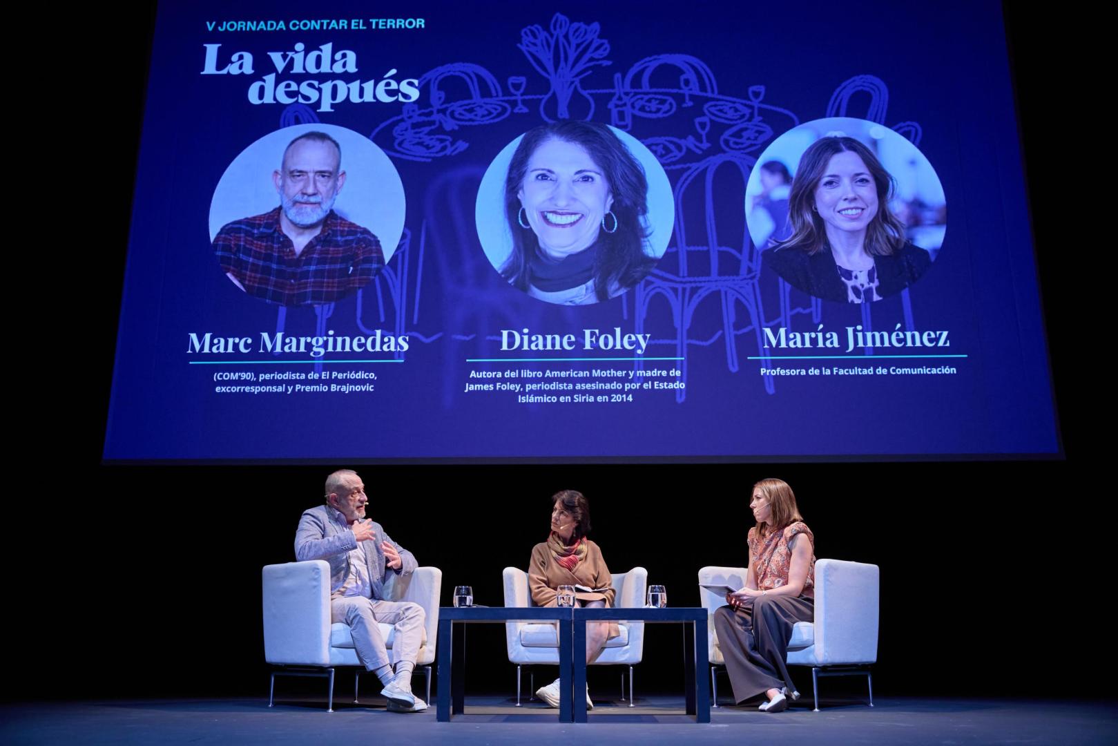 Marc Marginedas junto a Diane Foley (madre de James Foley) y la profesora de la UN, María Jiménez