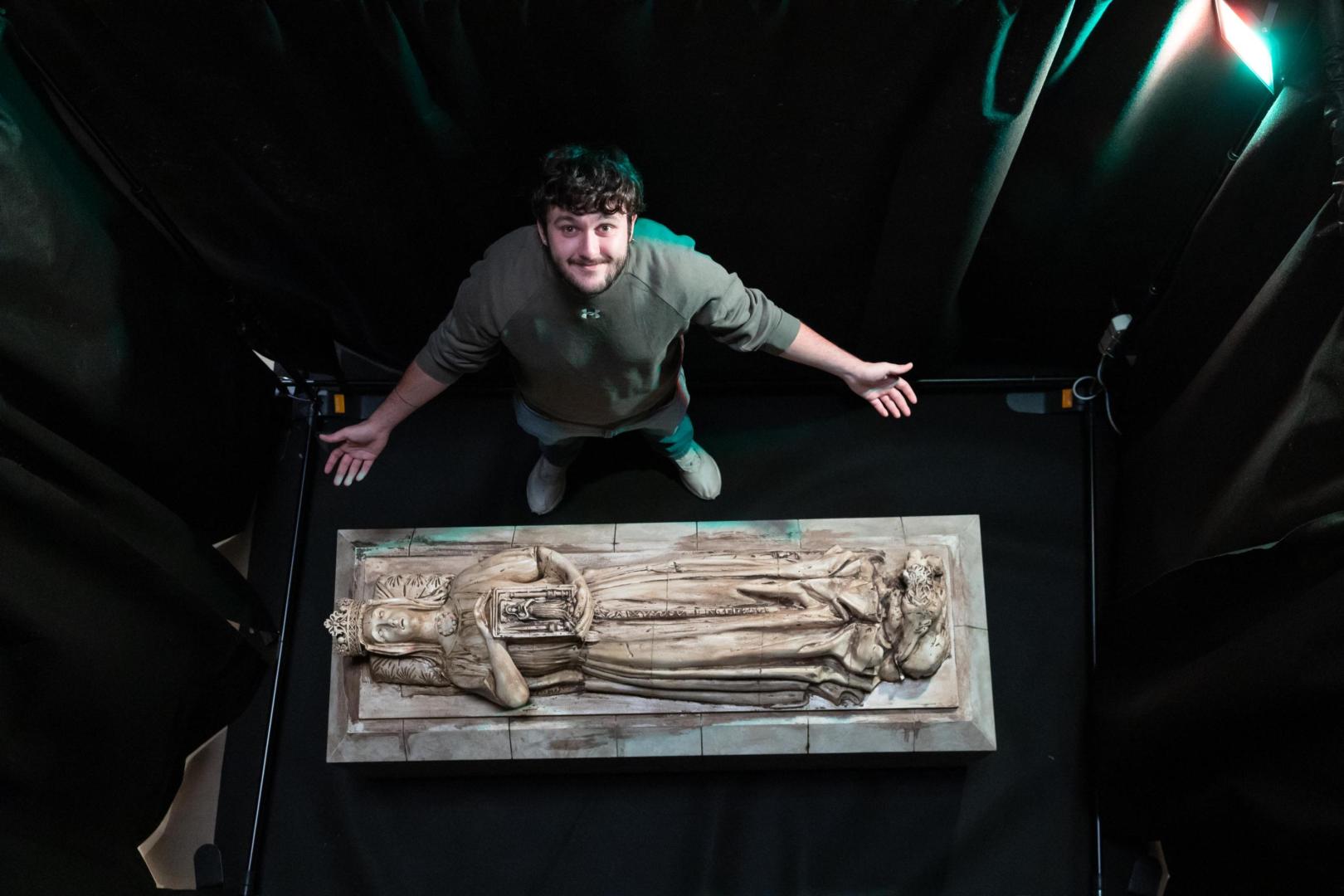El artista imaginero Mateo Beamonte Iturre, junto a la reproducción a escala del sepulcro de la reina Berenguela de Navarra