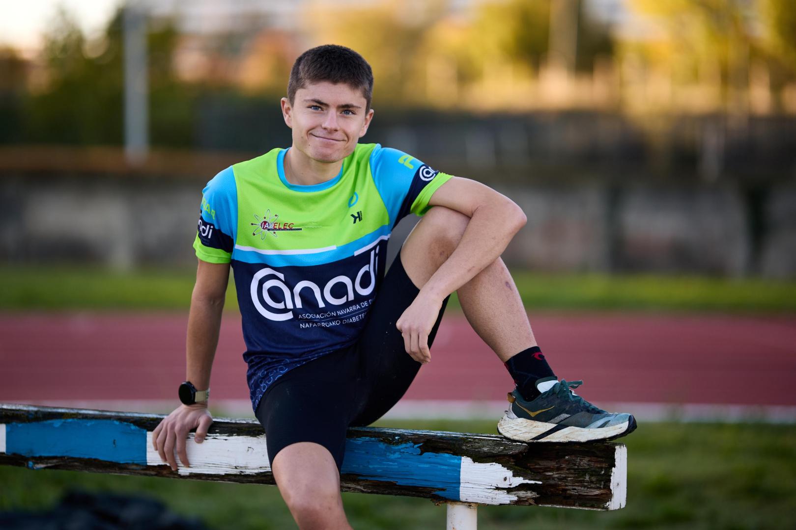 Alejandro Crespo Mañez, atleta aragonés de 23 años en las pistas de atletismo de Burlada