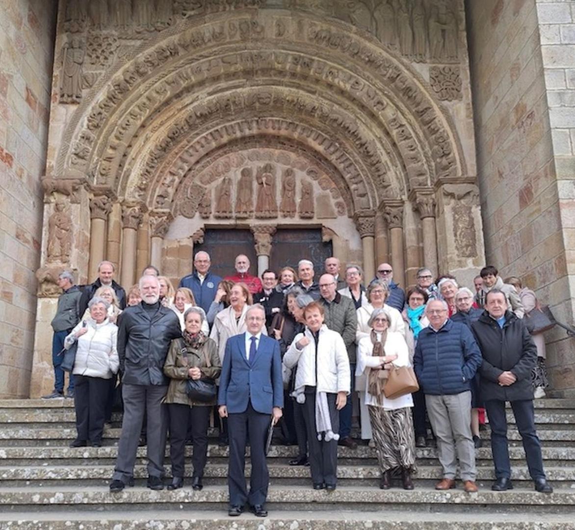 Foto de familia de la Asociación de Amigos del Monasterio de Leyre durante su reciente encuentro