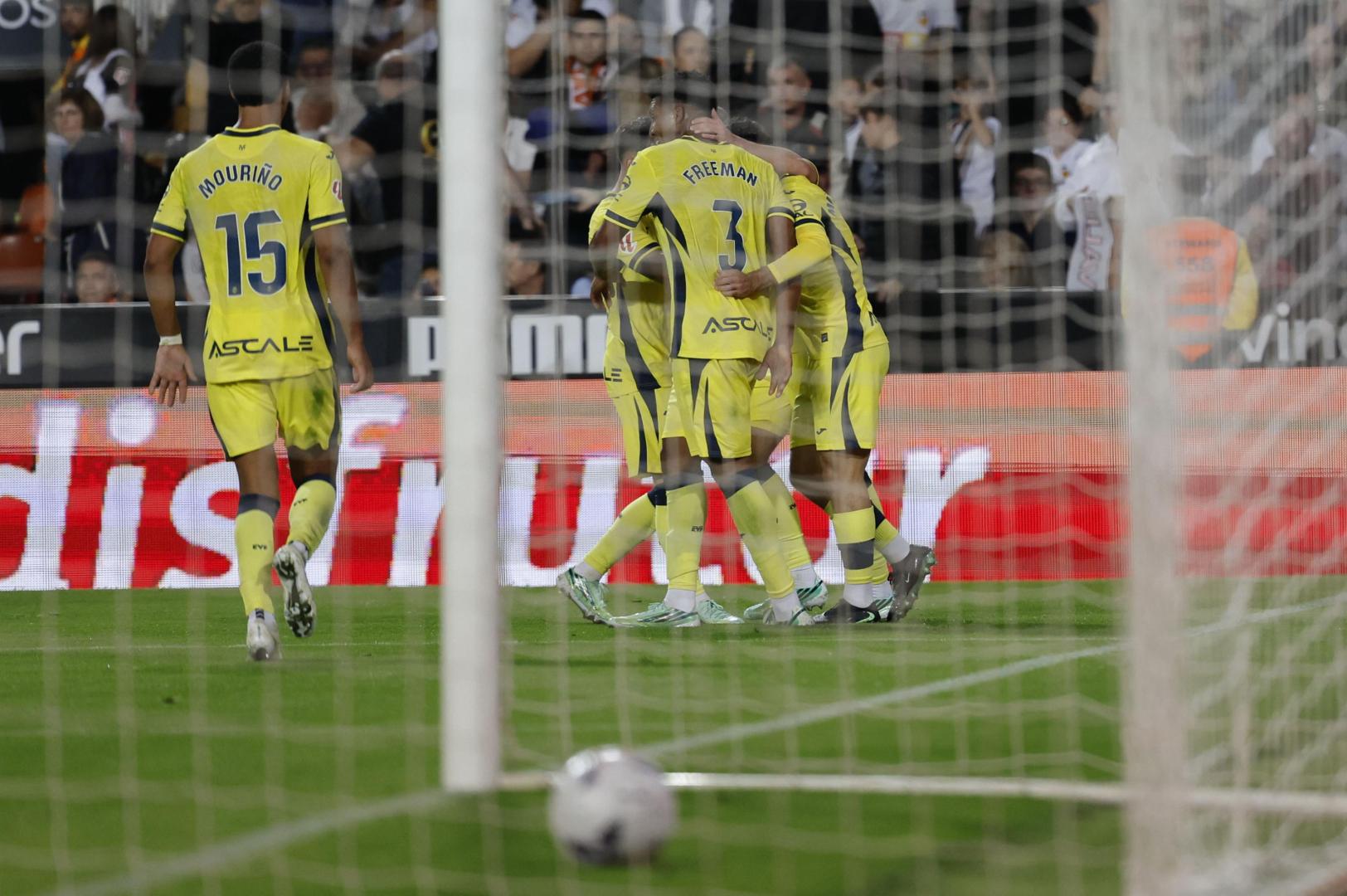Los jugadores del Villarreal celebran el segundo gol del equipo castellonense durante el encuentro de LaLiga EA Sports que han disputado este sábado Valencia y Villarreal en el estadio de Mestalla