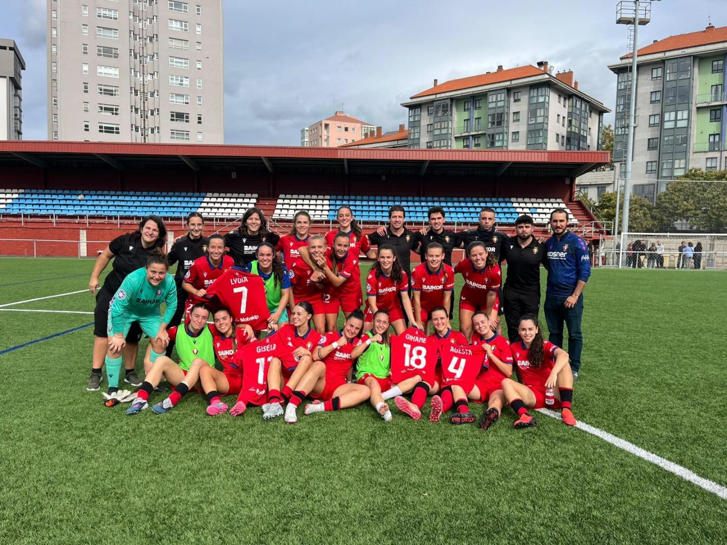 La plantilla y el cuerpo técnico de Osasuna Femenino celebra el triunfo