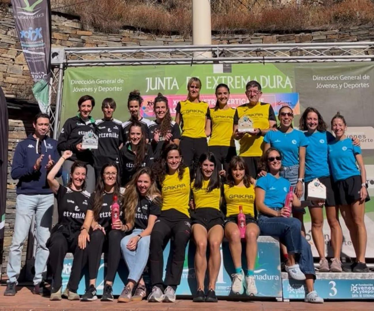 Las componentes de Hiru Herri, en el segundo escalón del podio del Campeonato de España de Kilómetro Vertical FEDME