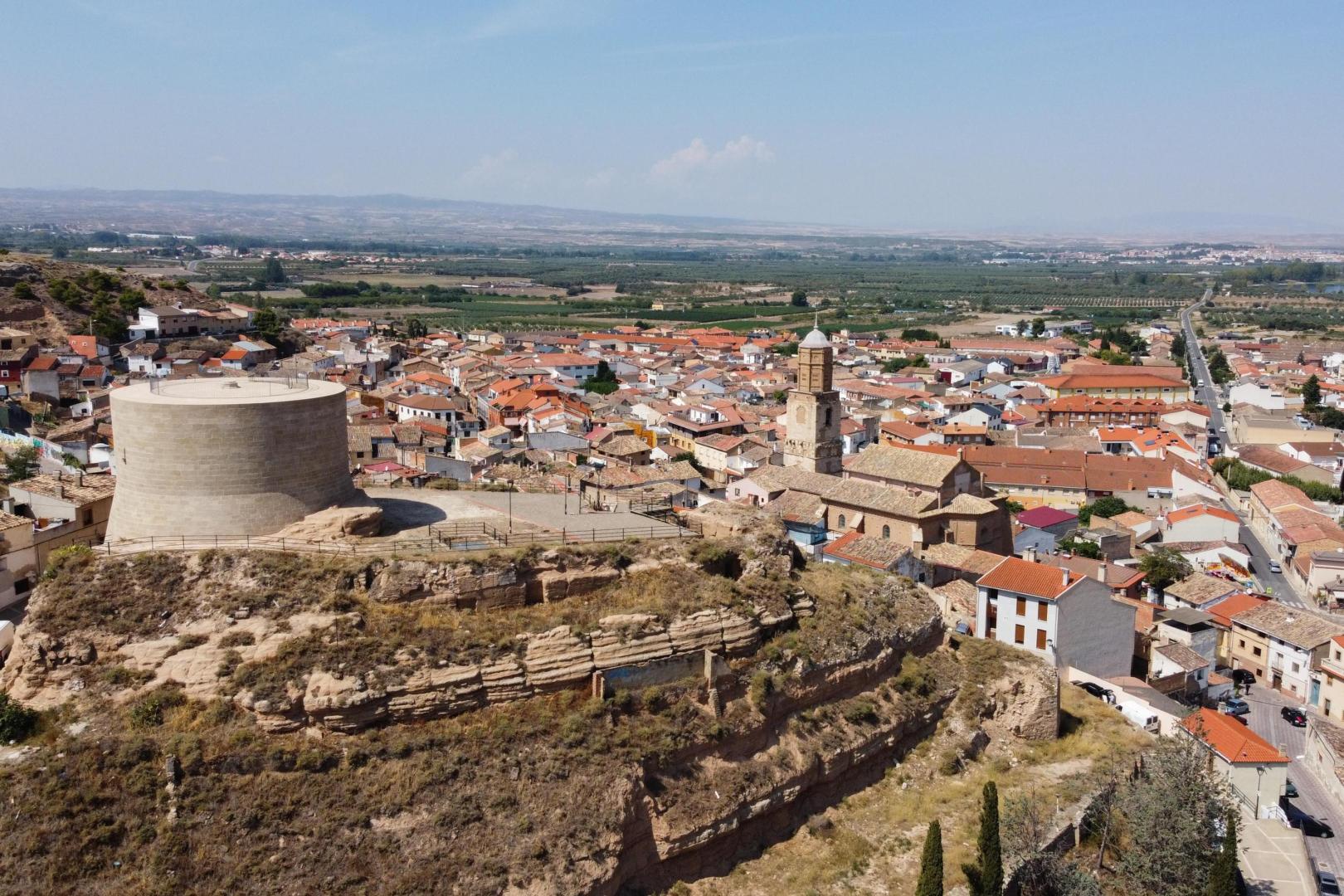 Vista panorámica del casco urbano de Ablitas, con el castillo medieval en primer término