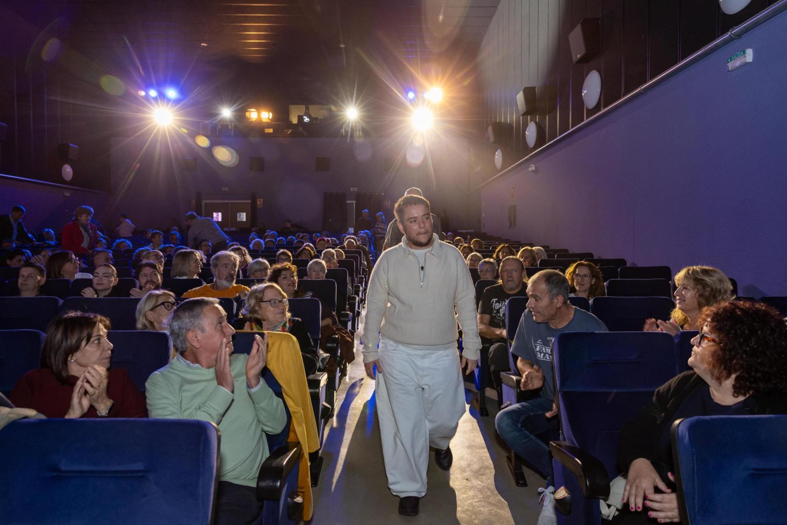 El director almeriense Ian de la Rosa, aplaudido por el público a su llegada al Cine Moncayo de Tudela para presentar su debut en la gran pantalla ‘Iván & Hadoum’ en el Festival Ópera Prima