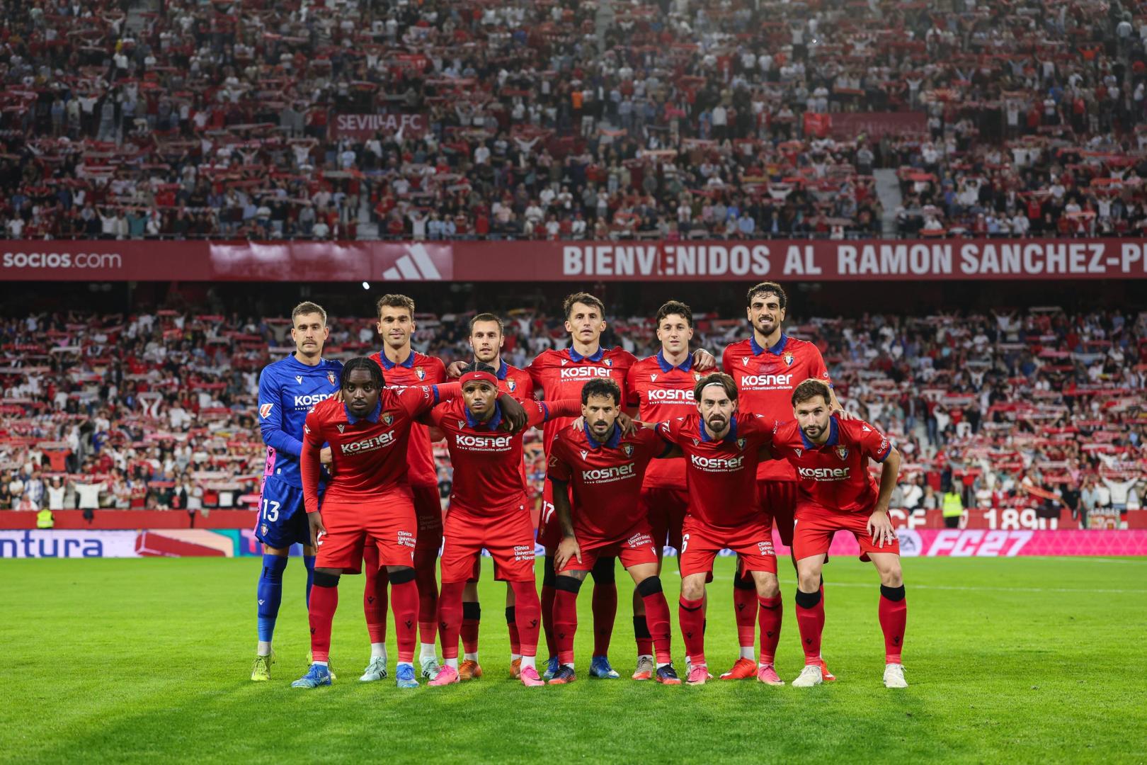 Arriba, de izquierda a derecha, Aitor Fernández (35 años), Lucas Torró (32 años), Jonathan Dubasin (26 años), Ante Budimir (35 años), Abel Bretones (26 años) y Alejandro Catena (31 años). Abajo, Enzo Boyomo (25 años), Valentin Rosier (30 años), Rubén García (33 años), Moi Gómez (32 años) y Jon Moncayola (28 años). Este fue el once titular que comenzó el partido contra el Sevilla el lunes