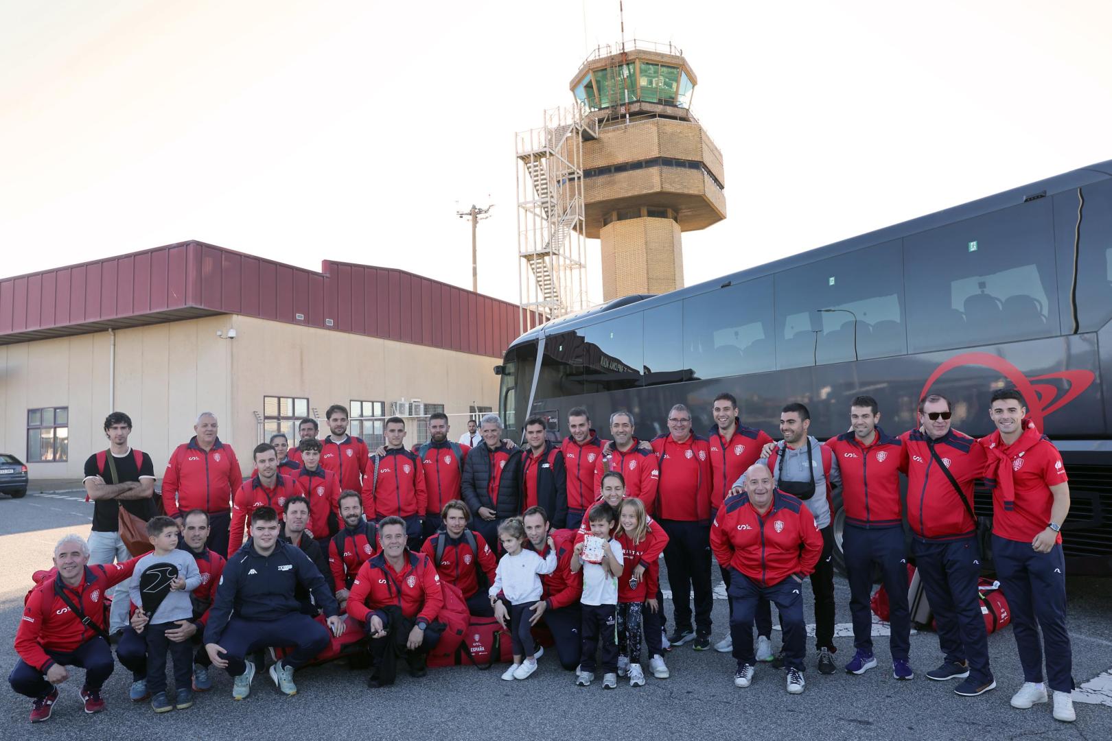 La delegación navarra de la selección española, ayer a primera hora de la tarde en el aeropuerto de Noáin.
