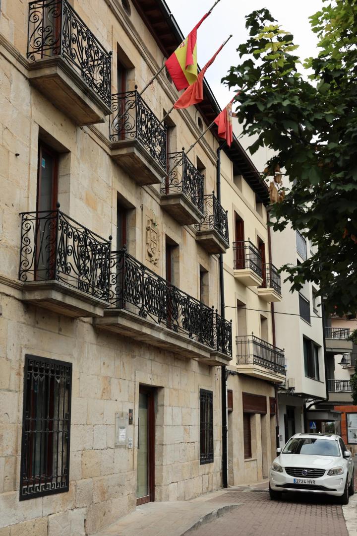 Detalle del acceso a la Casa Consistorial de Alsasua.
