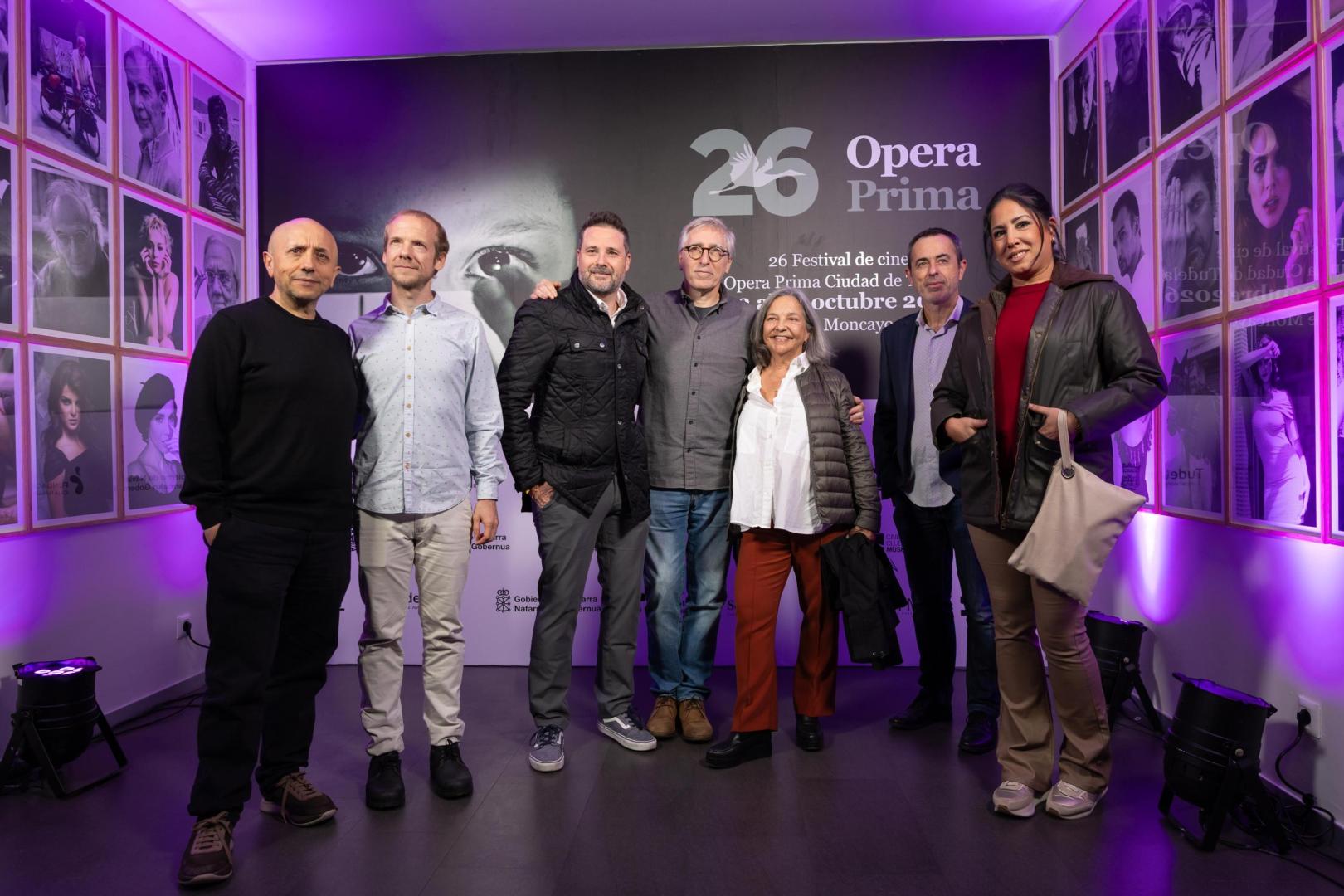 De izquierda a derecha: Luis Alegre, Fernando Ramallo, Alejandro Toquero, David Trueba, Cristina Huete, Manuel Serrano, y Verónica Gormedino, en el photocall del Cine Moncayo de Tudela