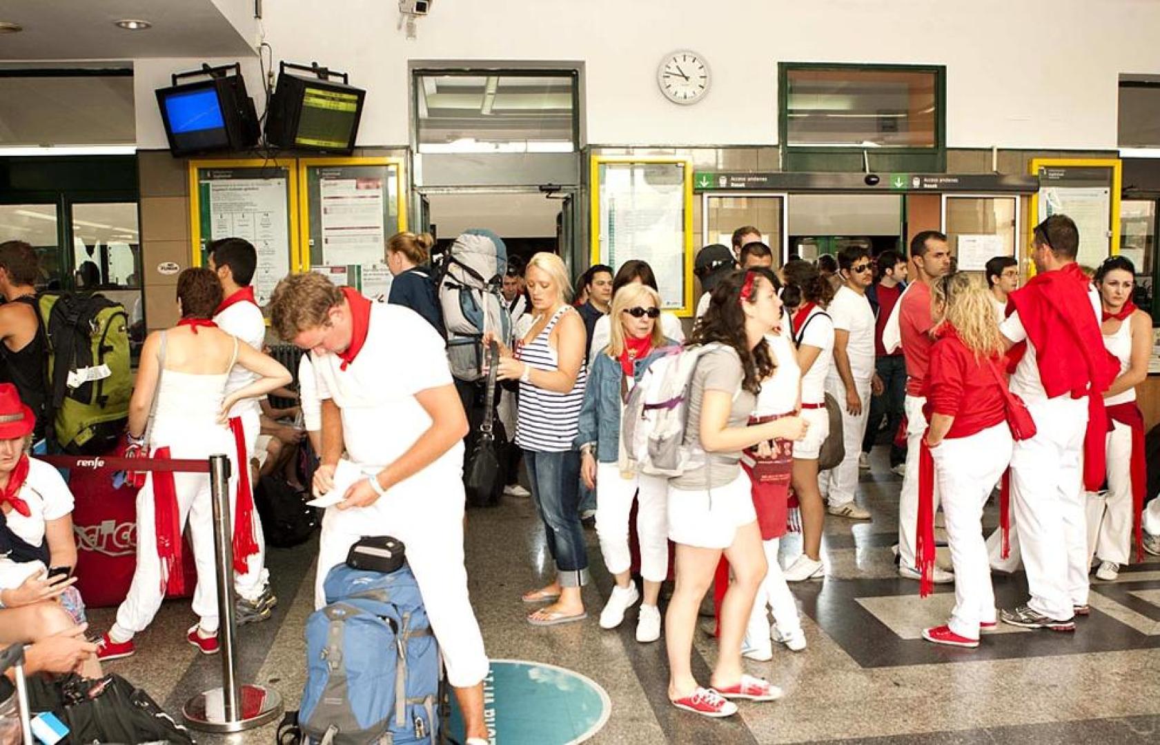 Llegada de turistas el sábado de Sanfermines 2011 a la estación de Renfe de Pamplona.