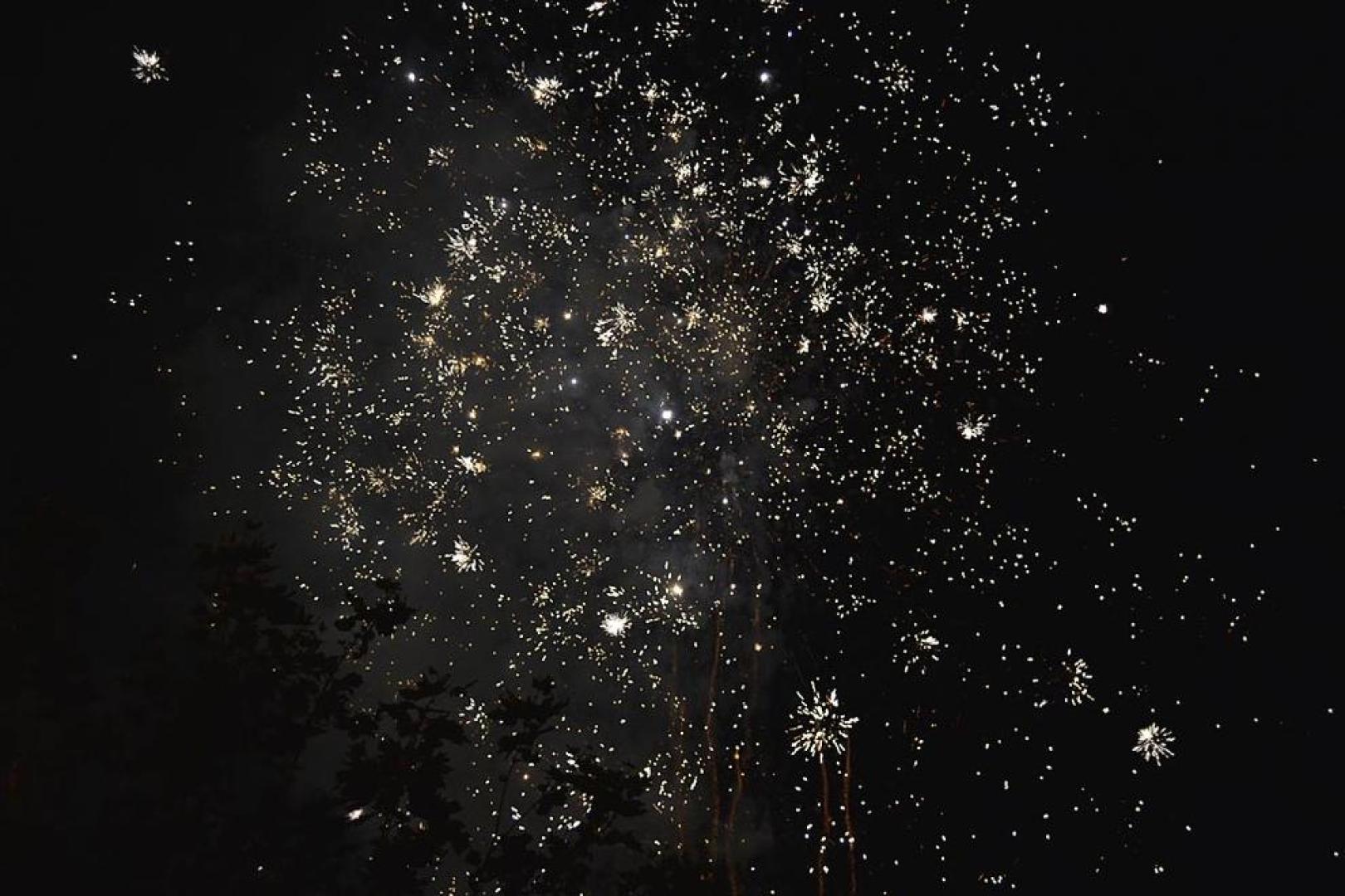 La plaza del Castillo de Pamplona ha acogido este sábado por la noche una exhibición de fuegos artificiales terrestres, tradición que no se celebraba desde la década de los años 20. Antigualmente, solían combinarse cartuchos de pólvora fijados al suelo y que lanzaban chispas con cohetería en altura. Sin embargo, para el espectáculo de hoy, los cohetes se han sustituido por pirotecnia aérea de pequeño calibre, donde la carcasa de cartón se desintegra sin peligro de que caiga sobre los espectadores. La Pirotecnia Zaragozana, ganadora en julio del concurso de fuegos, se ha encargado de iluminar la noche con la representación.