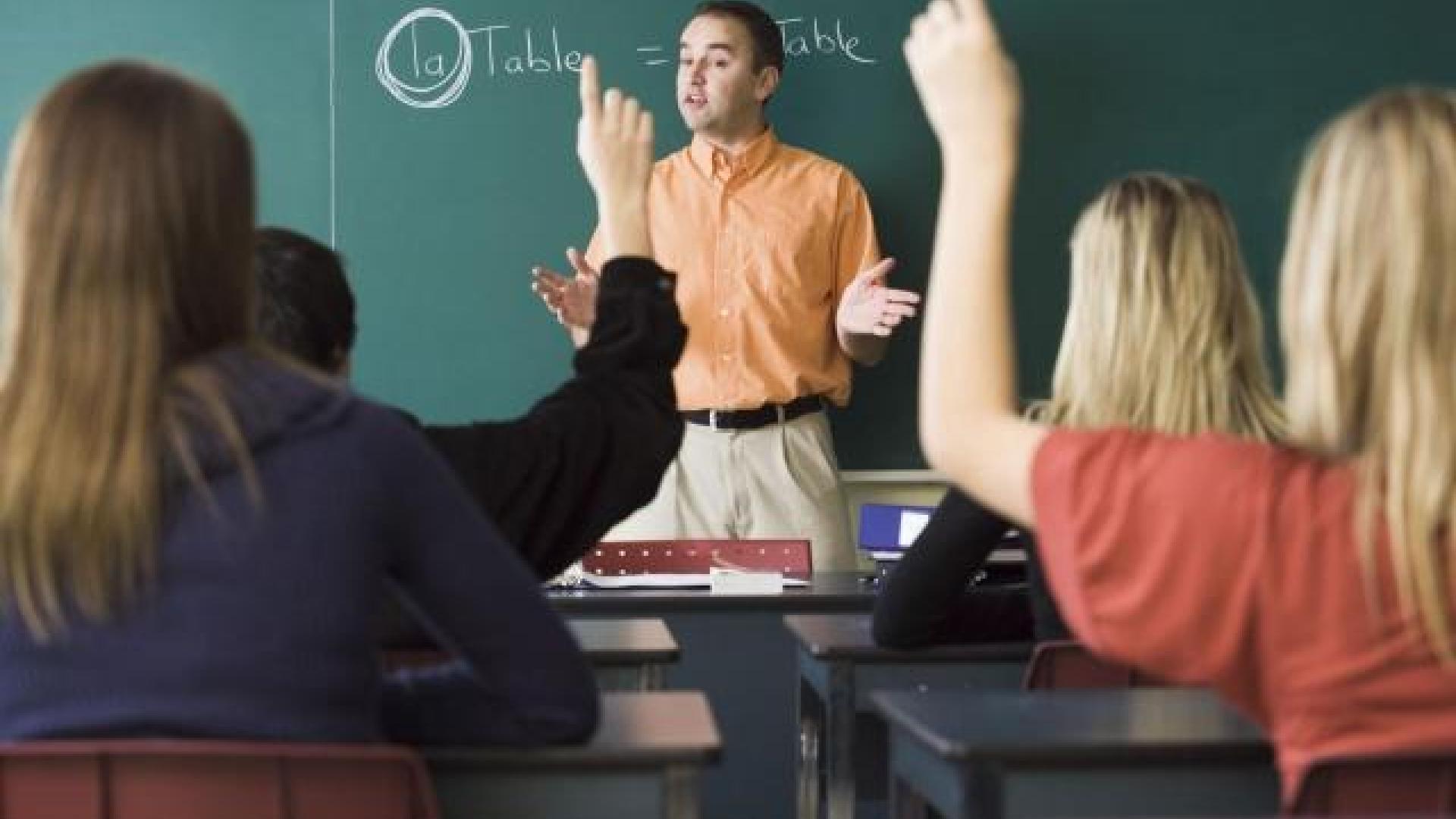 Un profesor de inglés durante una clase. 	ARCHIVO
