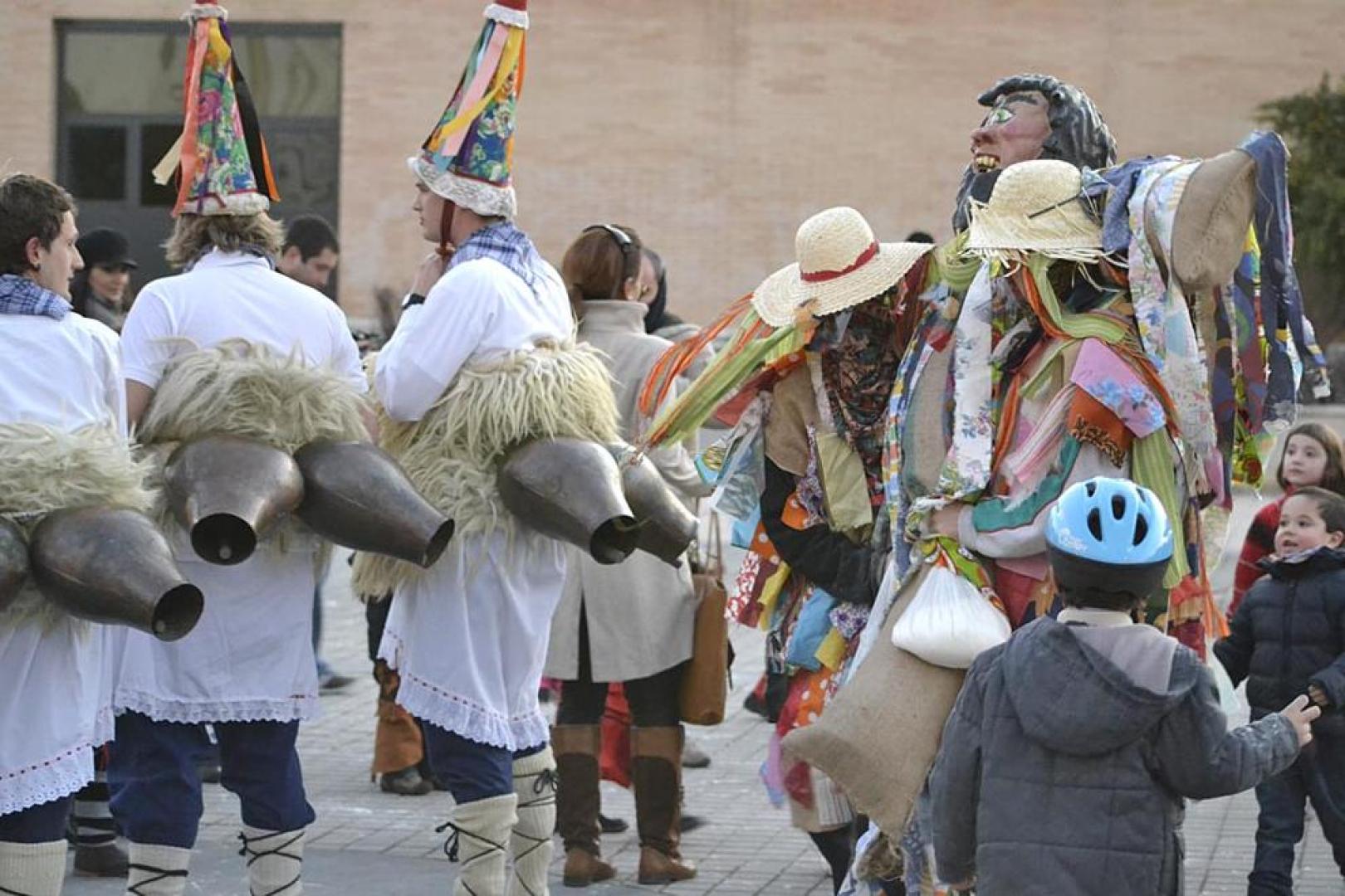Los zizurtarras celebran sus carnavales y pasean a Tartalo por las calles de la localidad.