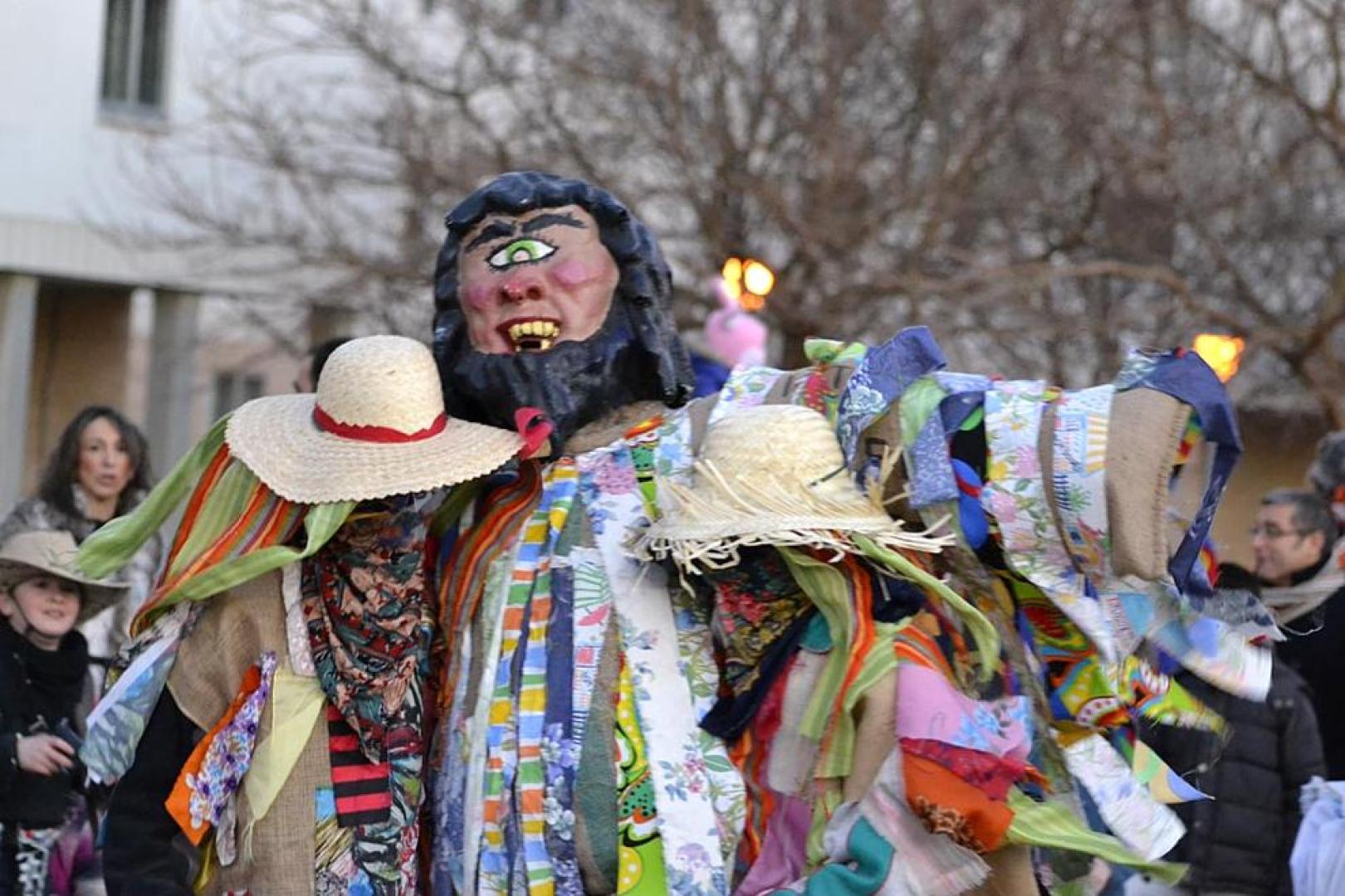 Los zizurtarras celebran sus carnavales y pasean a Tartalo por las calles de la localidad.