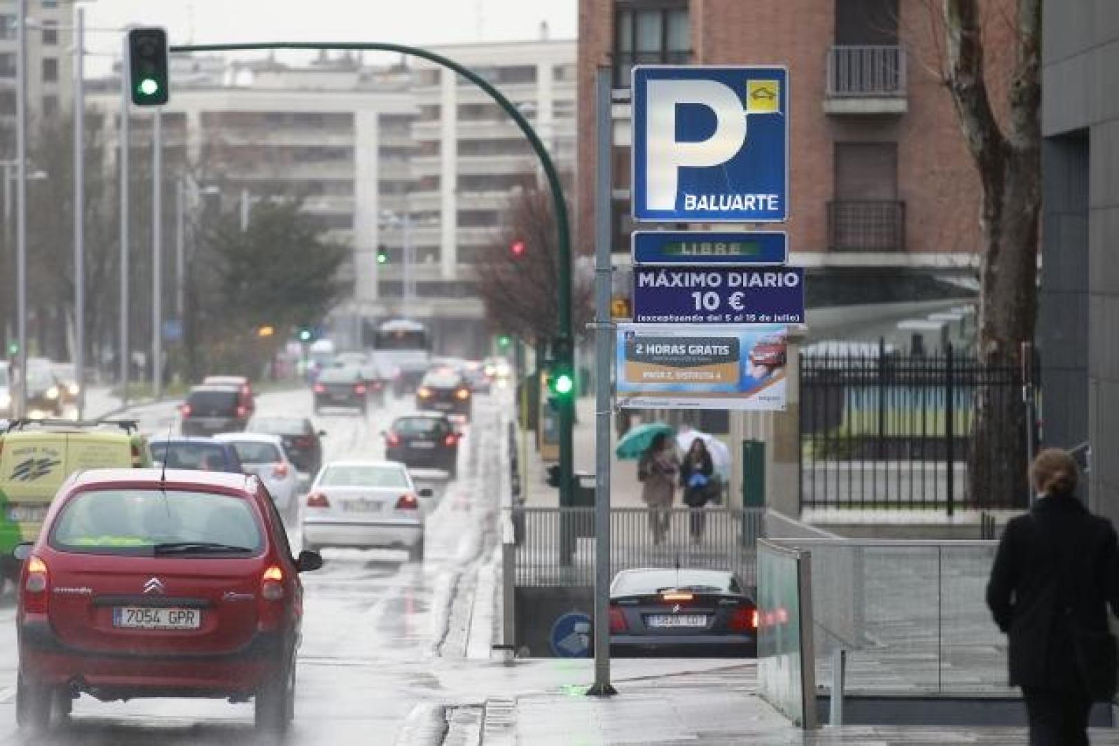 Entrada al aparcamiento de Baluarte, en la avenida del Ejército, con varios carteles de ofertas y promociones del parking. EDUARDO BUXENS