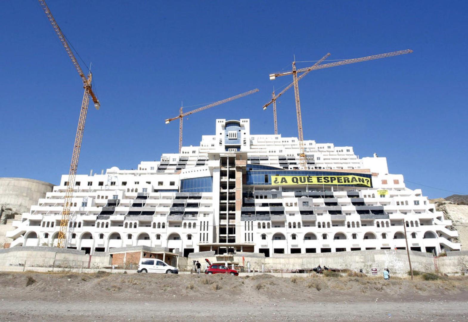 Las obras del hotel de El Algarrobico, contrarias a la Ley de Costas