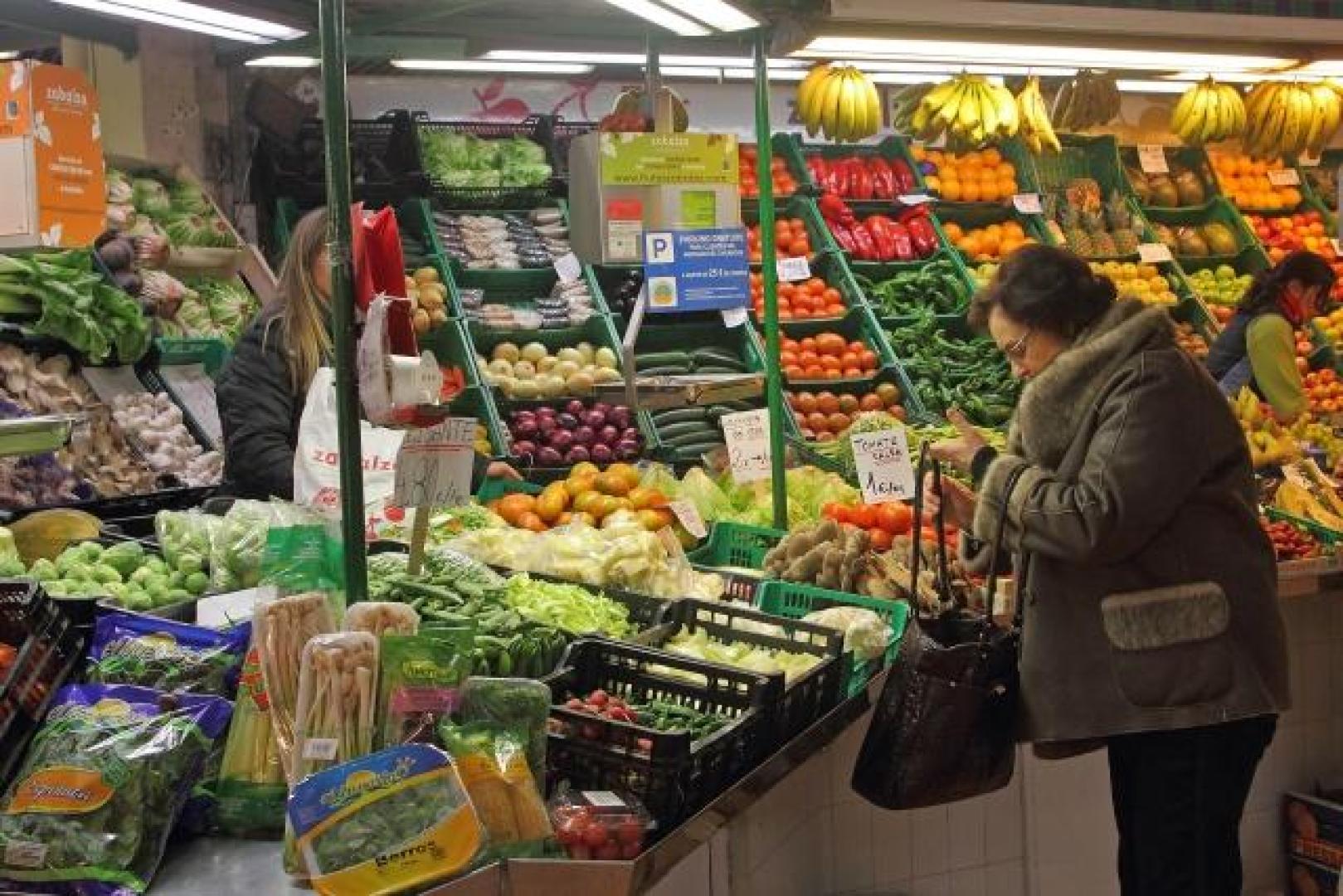 Una mujer, ayer, realiza la compra en un puesto de frutas y verduras del mercado del Segundo Ensanche. JAVIER SESMA