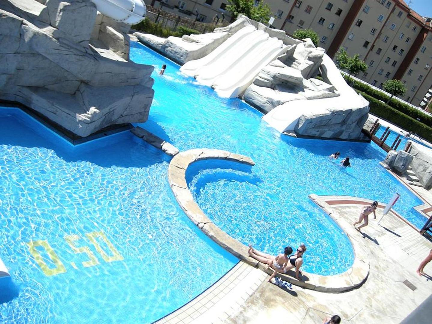 Bañistas en las piscinas de Guelbenzu y Larrabide