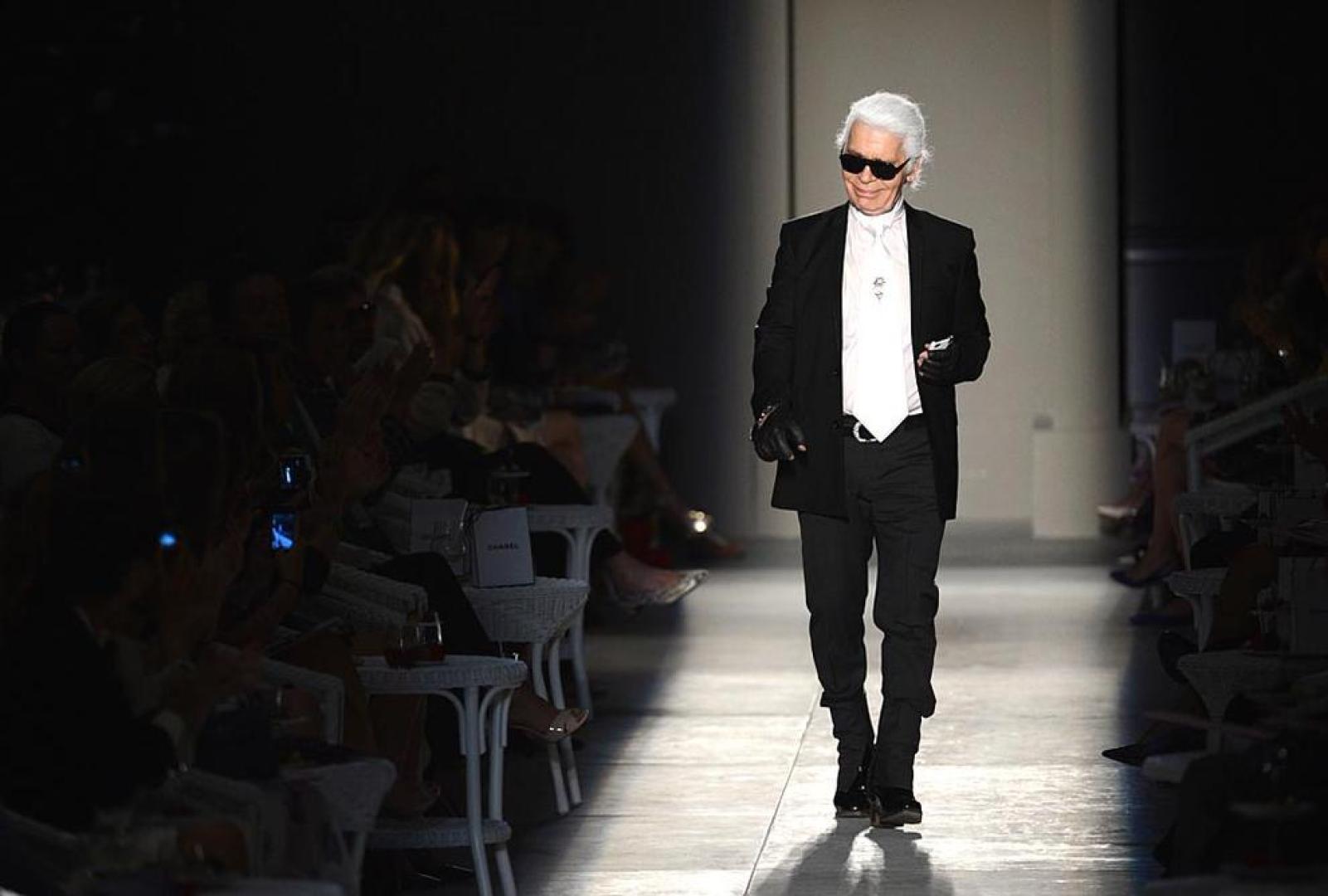 El universo del lujo Chanel declinará el próximo otoño-invierno entre grises, plateados y rosas pastel, bordados de nácar, marfil, plumas, flores o volantes, en búsqueda de un "new vintage", un nuevo renacer de los mejores hallazgos de la historia de la firma, traducidos al siglo XXI por Karl Lagerfeld. EFE