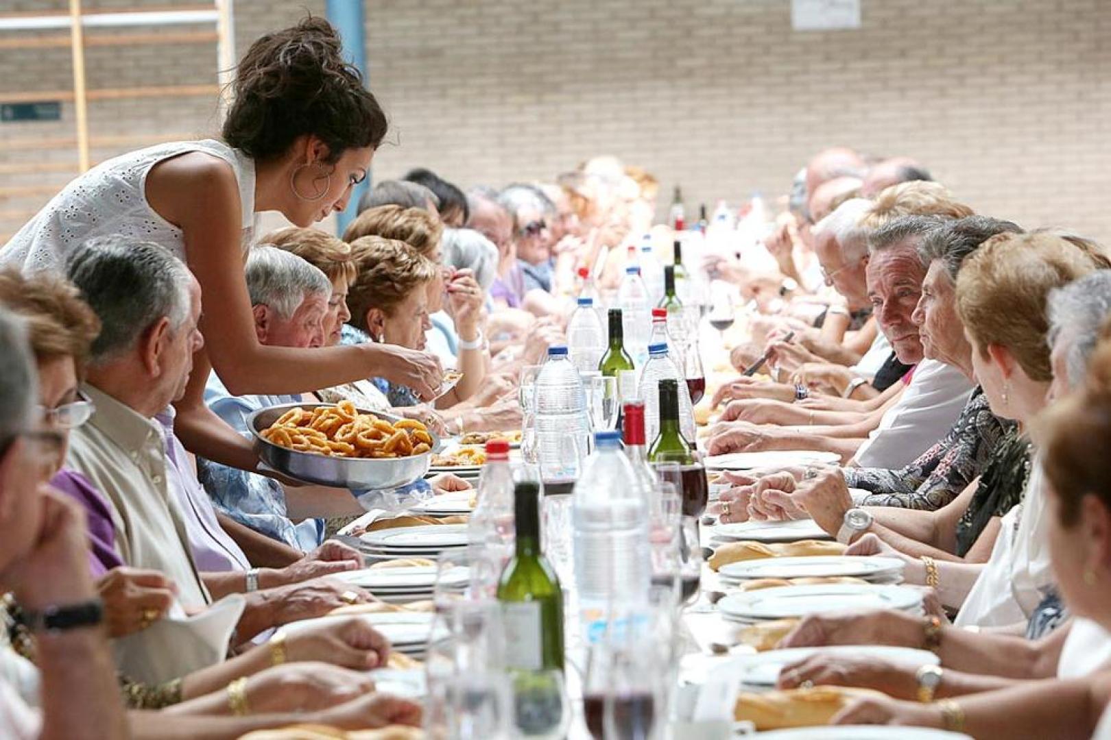 Las fiestas de todas las localidades tienen como ingrediente indispensable la reunión en torno a la mesa. Por lo que los mayores de Ansoáin se dieron cita en el Polideportivo Municipal de la localidad para festejar su día con una comida de hermandad. Antes de la comida acudieron a una eucaristía en su honor y disfrutaron con la actuación del grupo Os Fillos de Breogán.