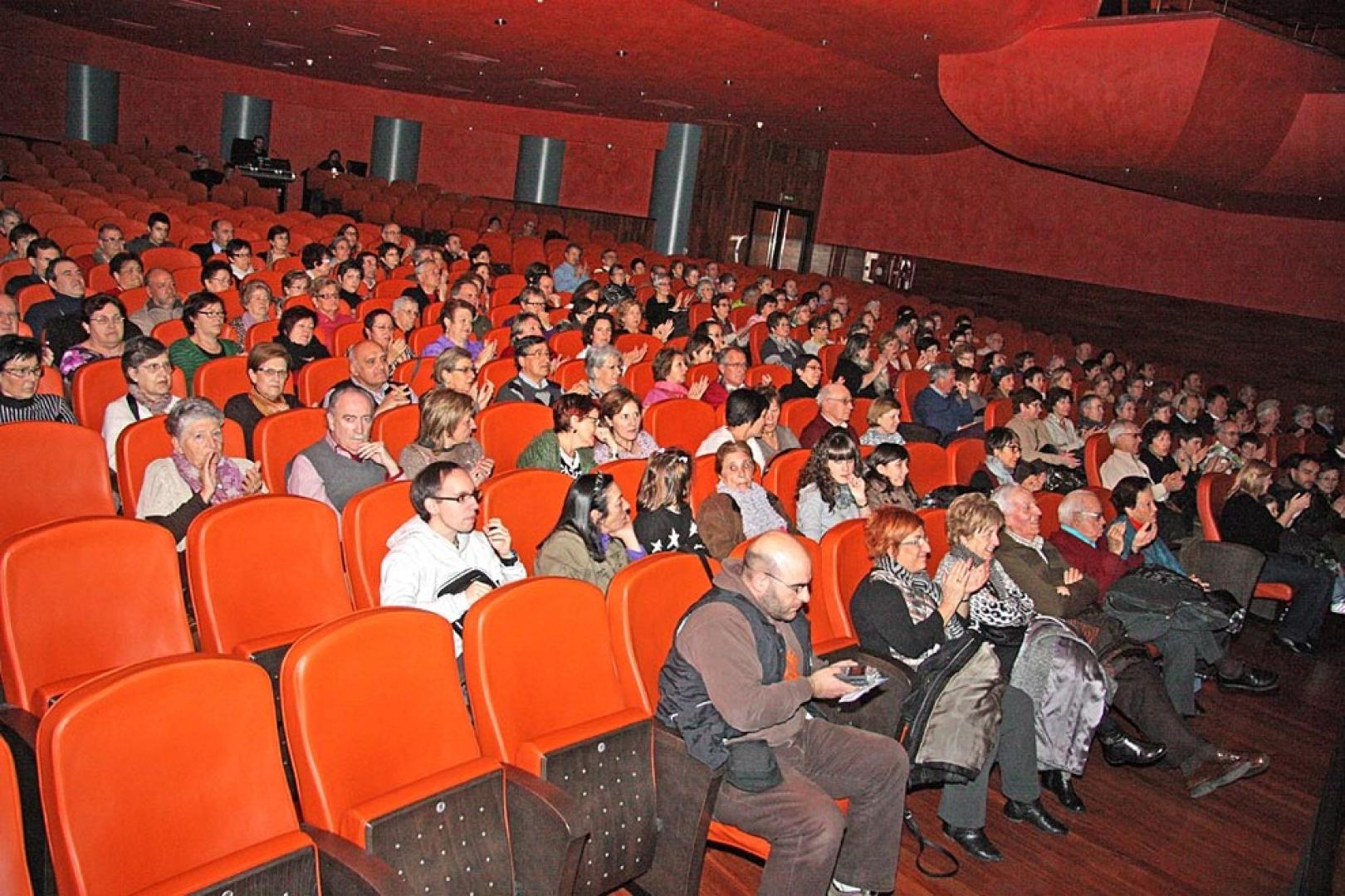 El Teatro Gaztambide de Tudela fue escenario  de un concierto para ayudar a la Asociación de Apoyo a Niños con Cáncer de Navarra y sus familias, Adano. El recital contó con las actuaciones del coro juvenil de la Escuela ?Julián Gayarre? de Noáin, el coro Gure Abestiak Abesbatza de Pamplona y Mendi Abesbatza de Santesteban. El público ribero, concienciado con la labor de la asociación, respondió positivamente a esta iniciativa que aunó música y solidaridad.