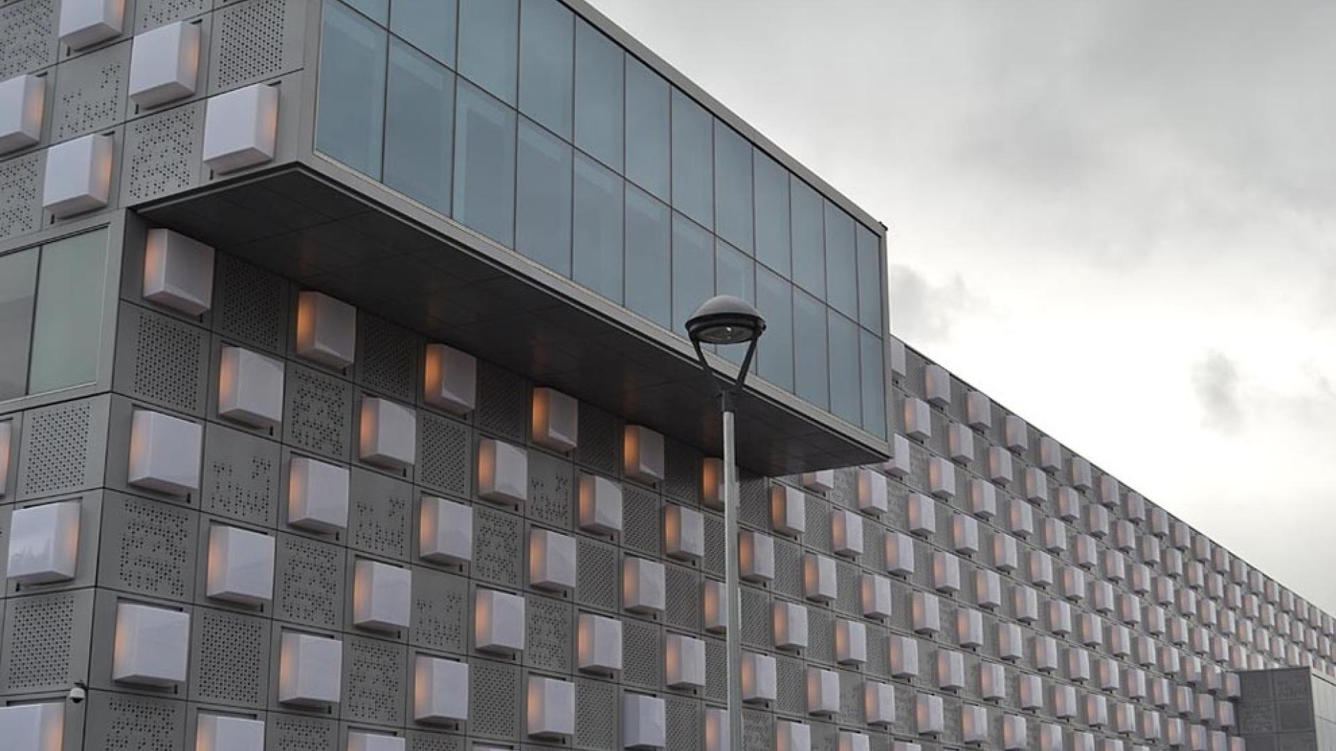 Este jueves iniciaron las pruebas de iluminación de la fachada del pabellón Reyno de Navarra Arena, que se prolongarán durante 100 horas consecutivas.