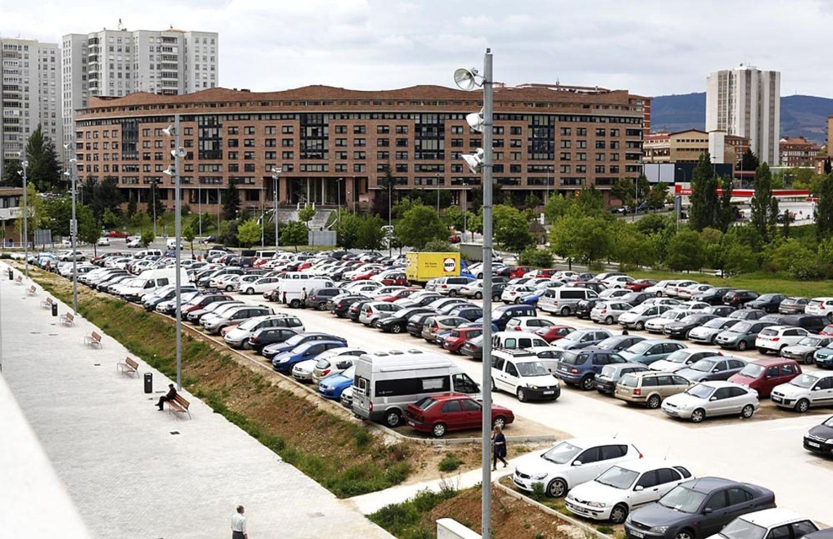 Los aparcamientos disuasorios situados dentro y en los aledaños de los barrios en los que la zona azul entró en vigor el 2 de mayo se encuentran saturados de vehículos.